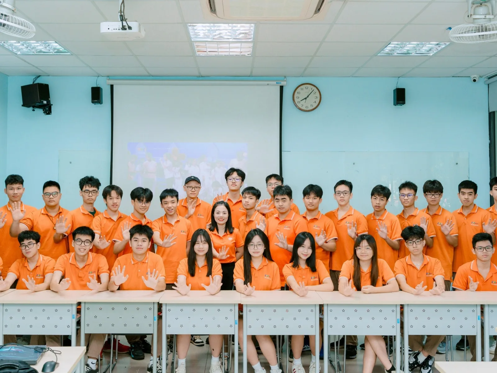 Tư thế đúng khi ngồi học cho trẻ: Hướng dẫn chuẩn giúp con tập trung và tránh gù lưng - FPT Education Bài tập giãn cơ - tăng cường sức mạnh cột sống