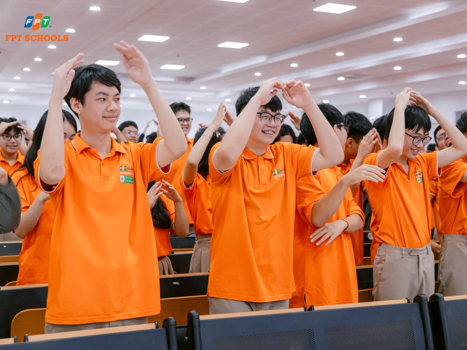 Tự tin là gì? Hiểu đúng để phát triển bản thân - FPT Education Phát triển thói quen tích cực hàng ngày