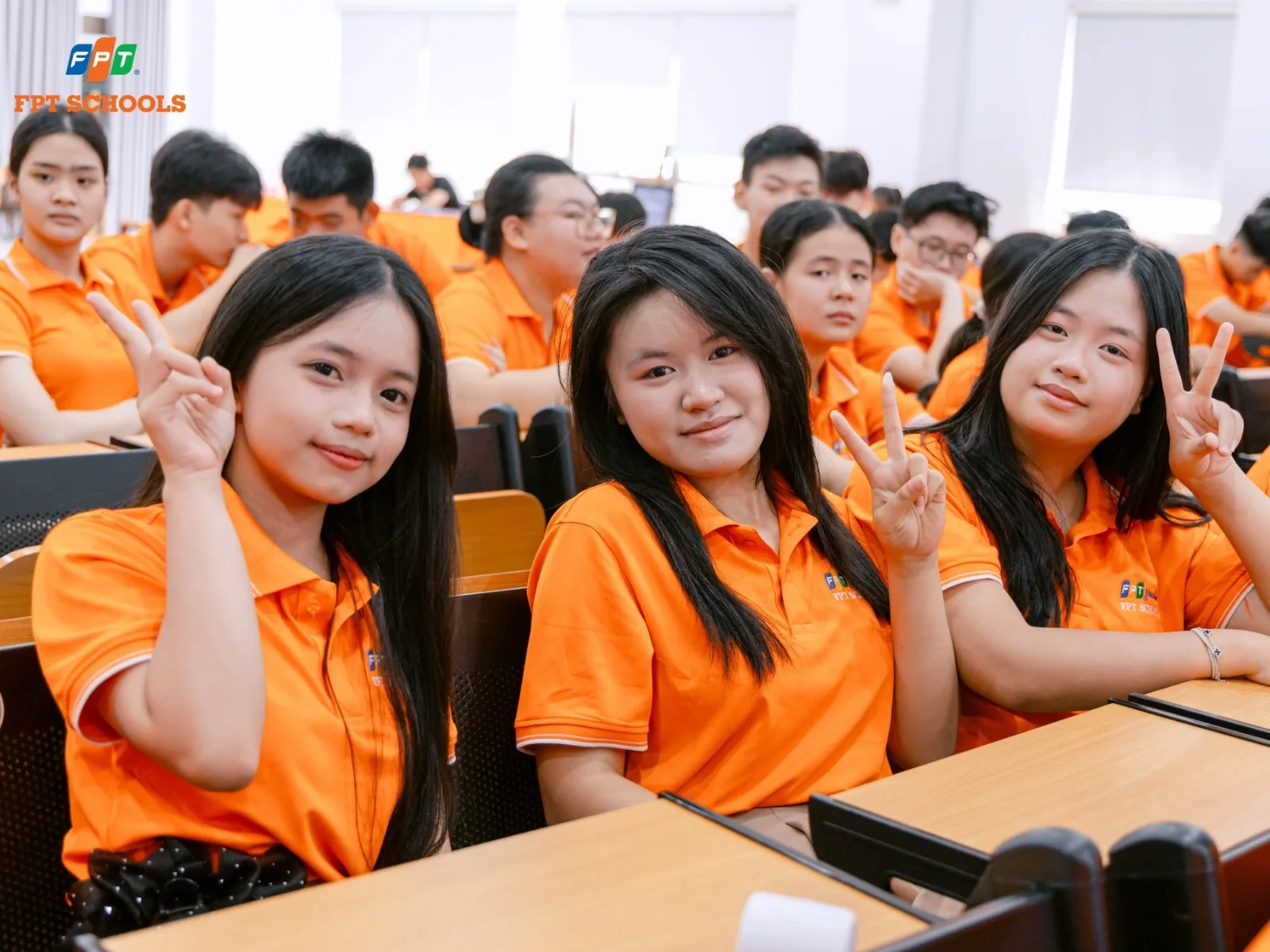 Tự tin là gì? Hiểu đúng để phát triển bản thân - FPT Education Bị ảnh hưởng bởi ý kiến bên ngoài và lời phê bình tiêu cực