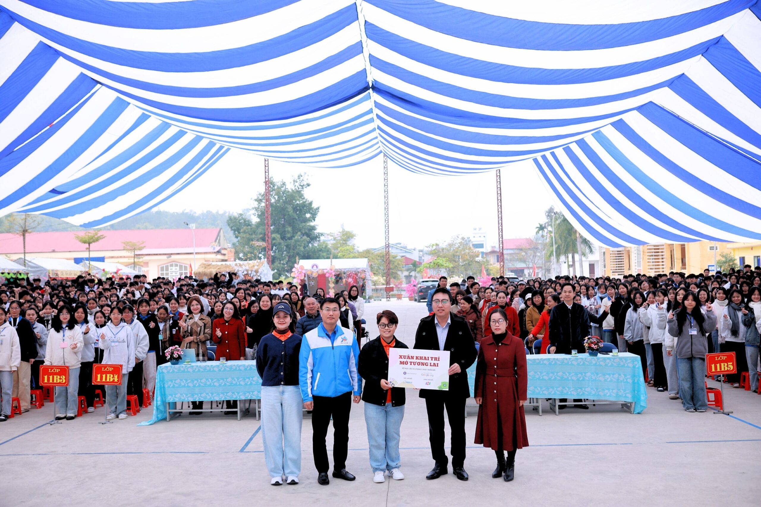 FPT trao học liệu AI cho hơn 1.000 học sinh dân tộc thiểu số tỉnh Điện Biên | FPT Schools