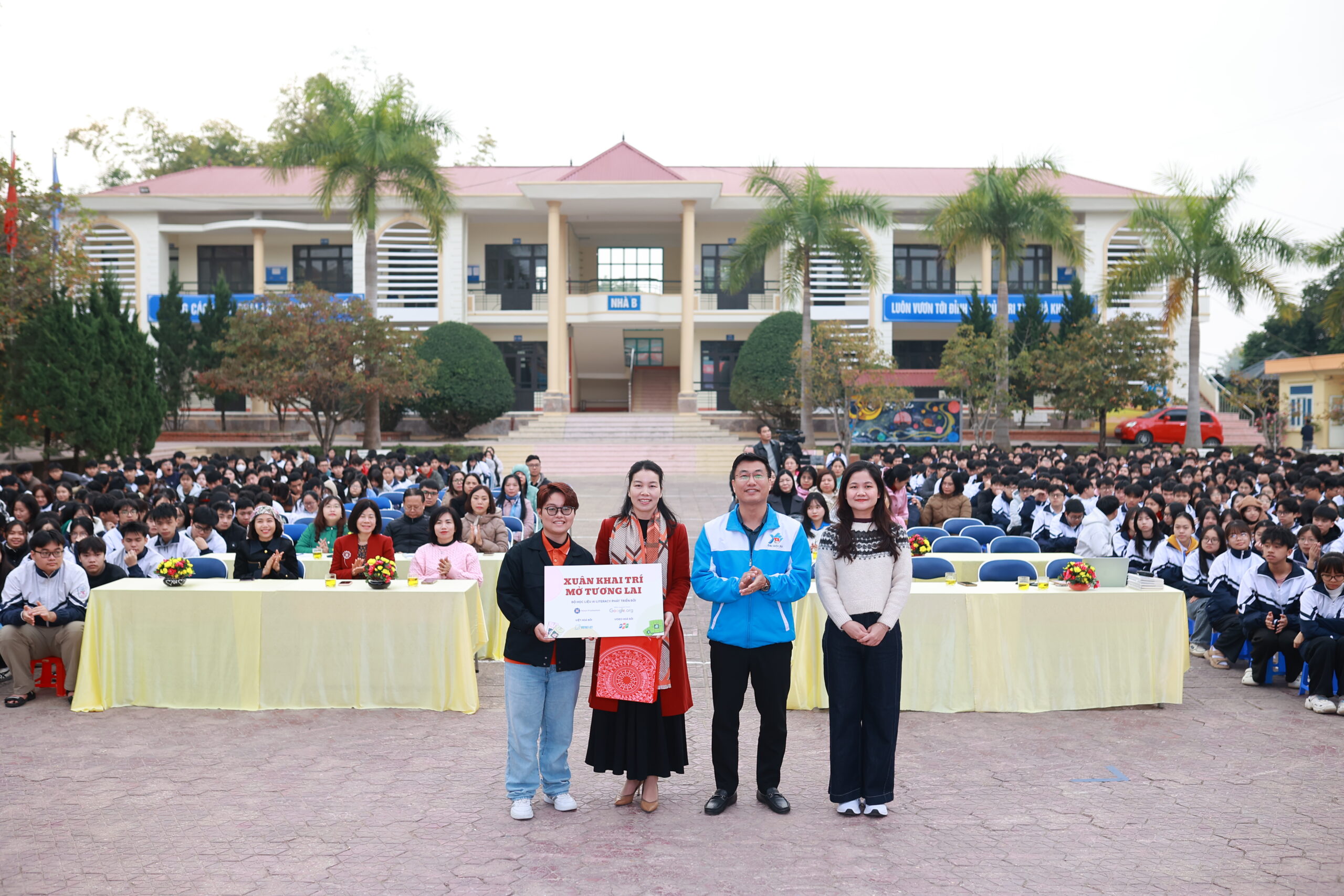 Gần 1.000 học sinh THPT chuyên tỉnh Điện Biên tiếp cận bộ học liệu AI do FPT trao tặng | FPT Schools