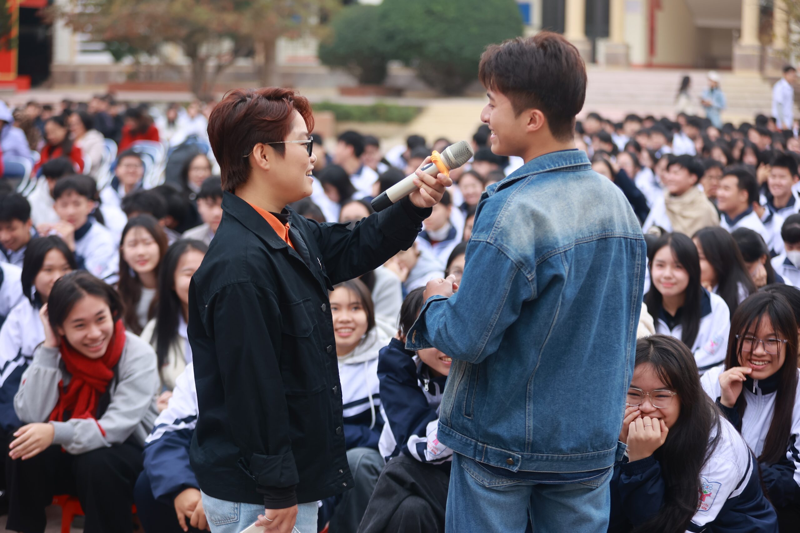 Học sinh Trường THPT chuyên Lê Quý Đôn, tỉnh Điện Biên tham gia hoạt động tương tác, tìm hiểu kiến thức về AI.