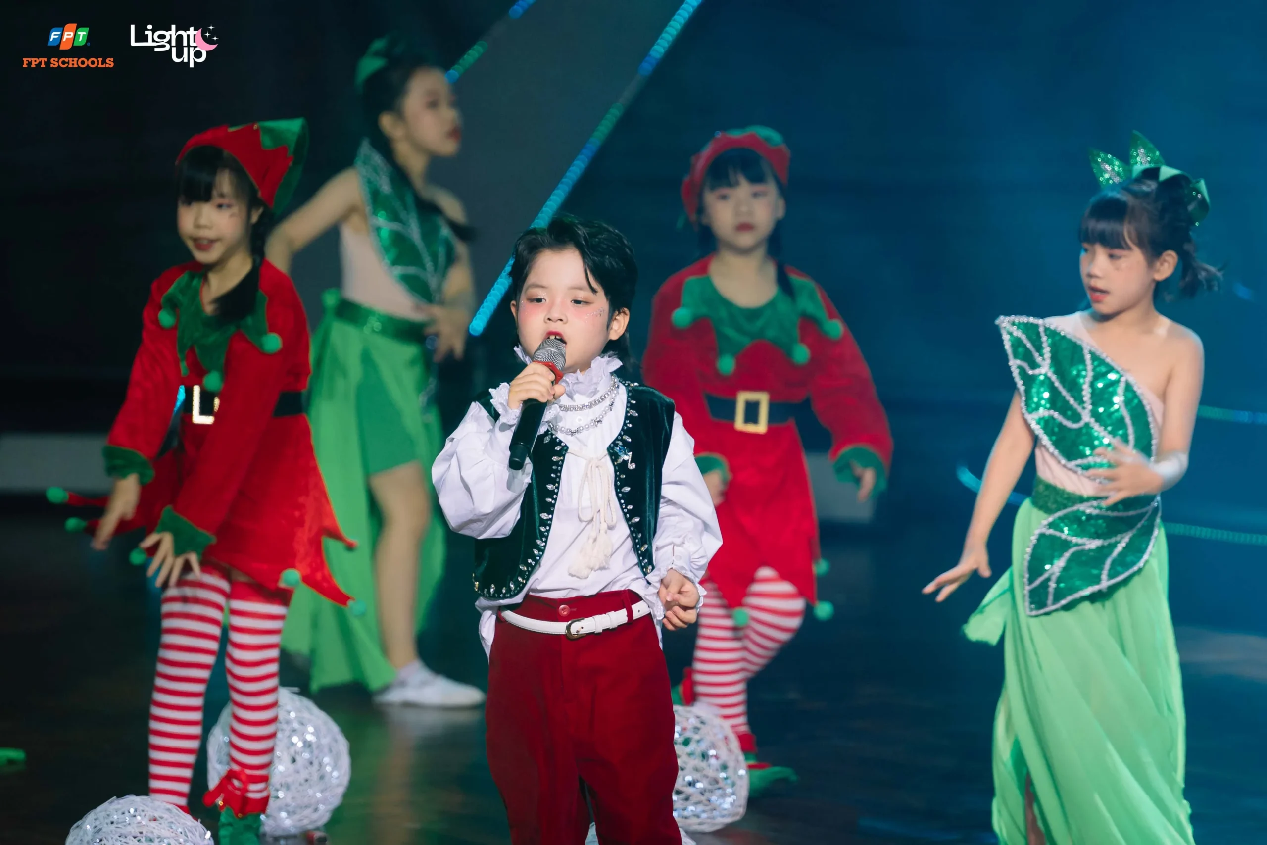 Học sinh FPT Schools khẳng định tài năng âm nhạc và ngoại ngữ tại chung kết cuộc thi hát tiếng Anh Light Up 2025 | FPT Schools