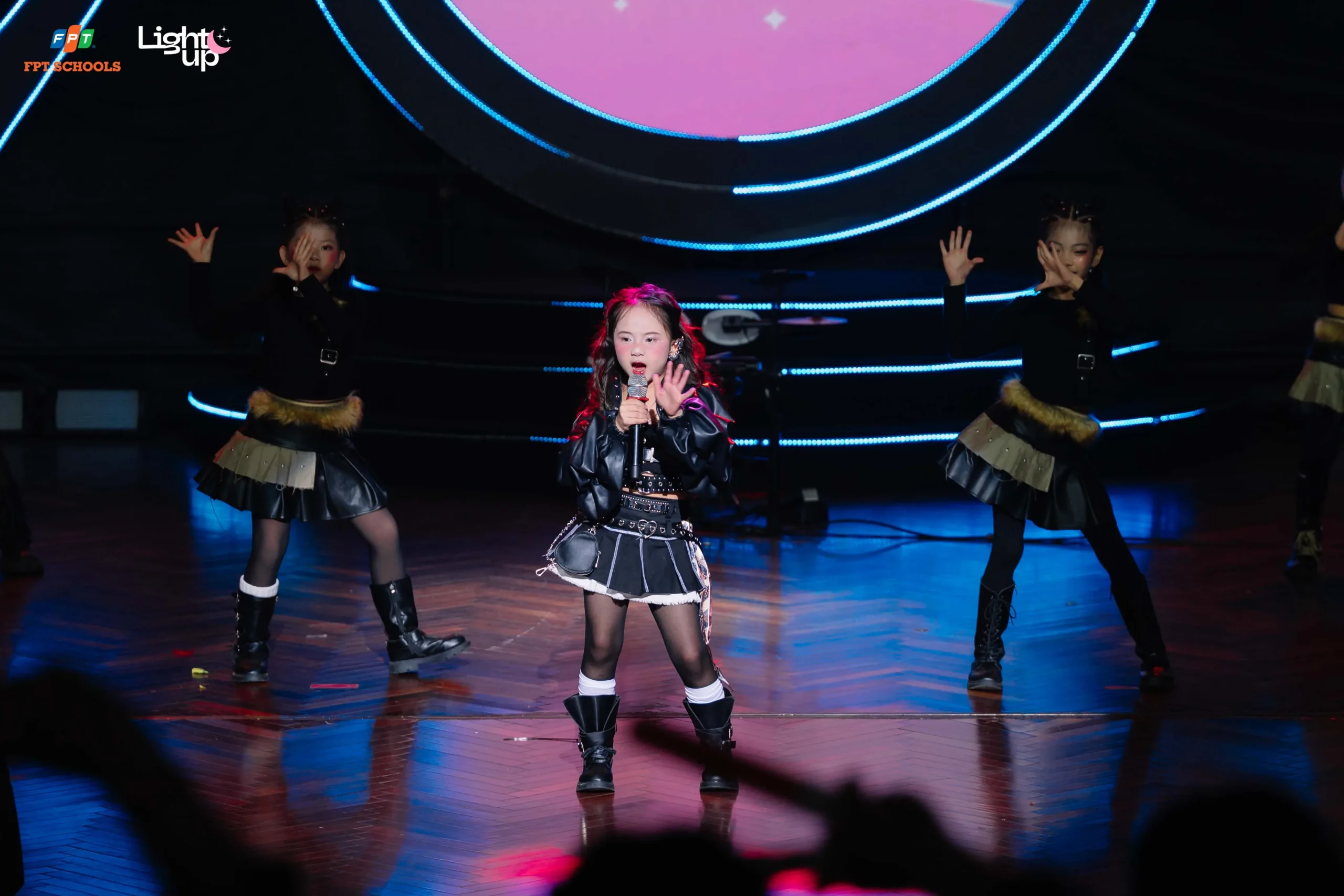 Học sinh FPT Schools khẳng định tài năng âm nhạc và ngoại ngữ tại chung kết cuộc thi hát tiếng Anh Light Up 2025 | FPT Schools