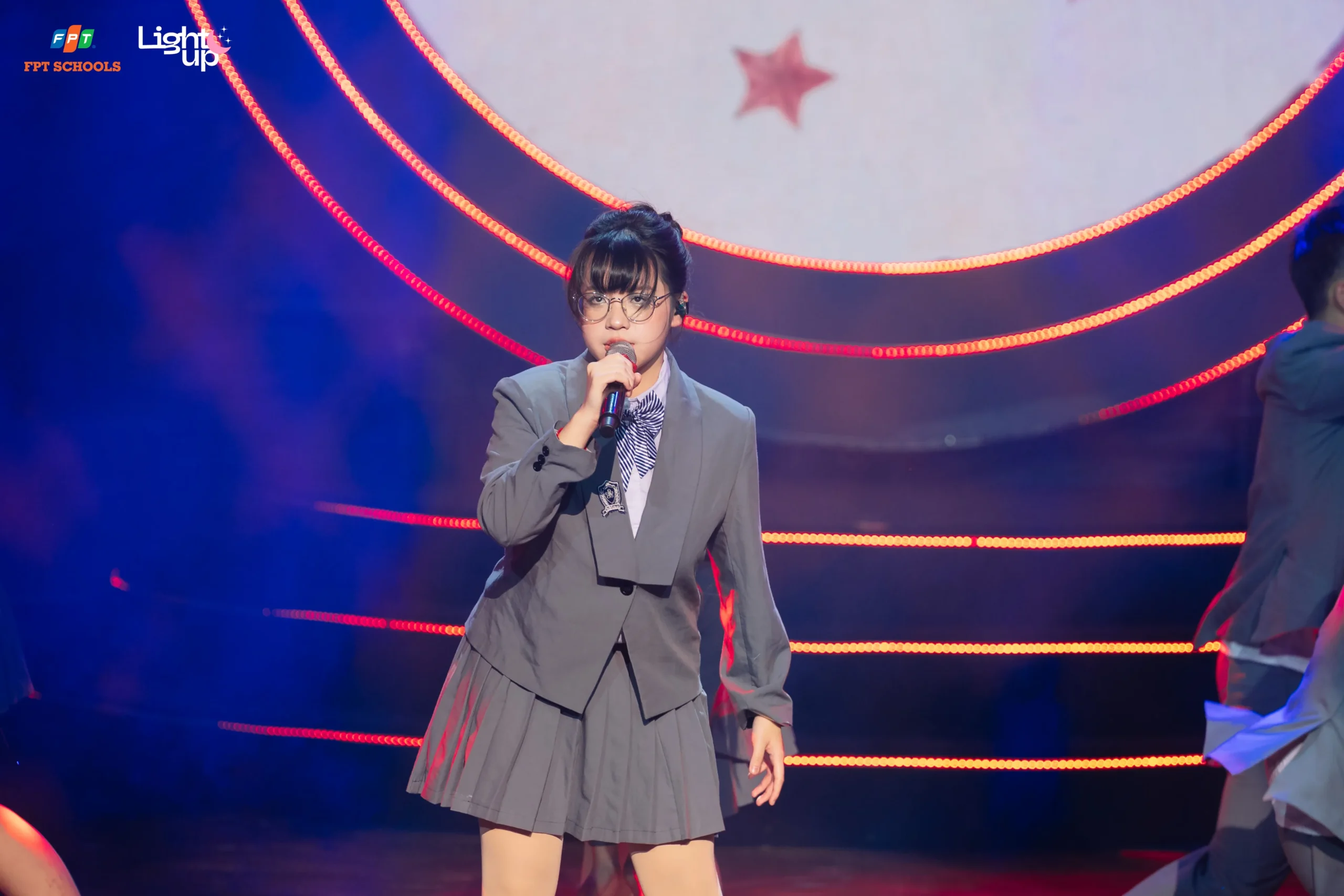 Học sinh FPT Schools khẳng định tài năng âm nhạc và ngoại ngữ tại chung kết cuộc thi hát tiếng Anh Light Up 2025 - FPT Education Học sinh FPT Schools khẳng định tài năng âm nhạc và ngoại ngữ tại chung kết cuộc thi hát tiếng Anh Light Up 2025 | FPT Schools