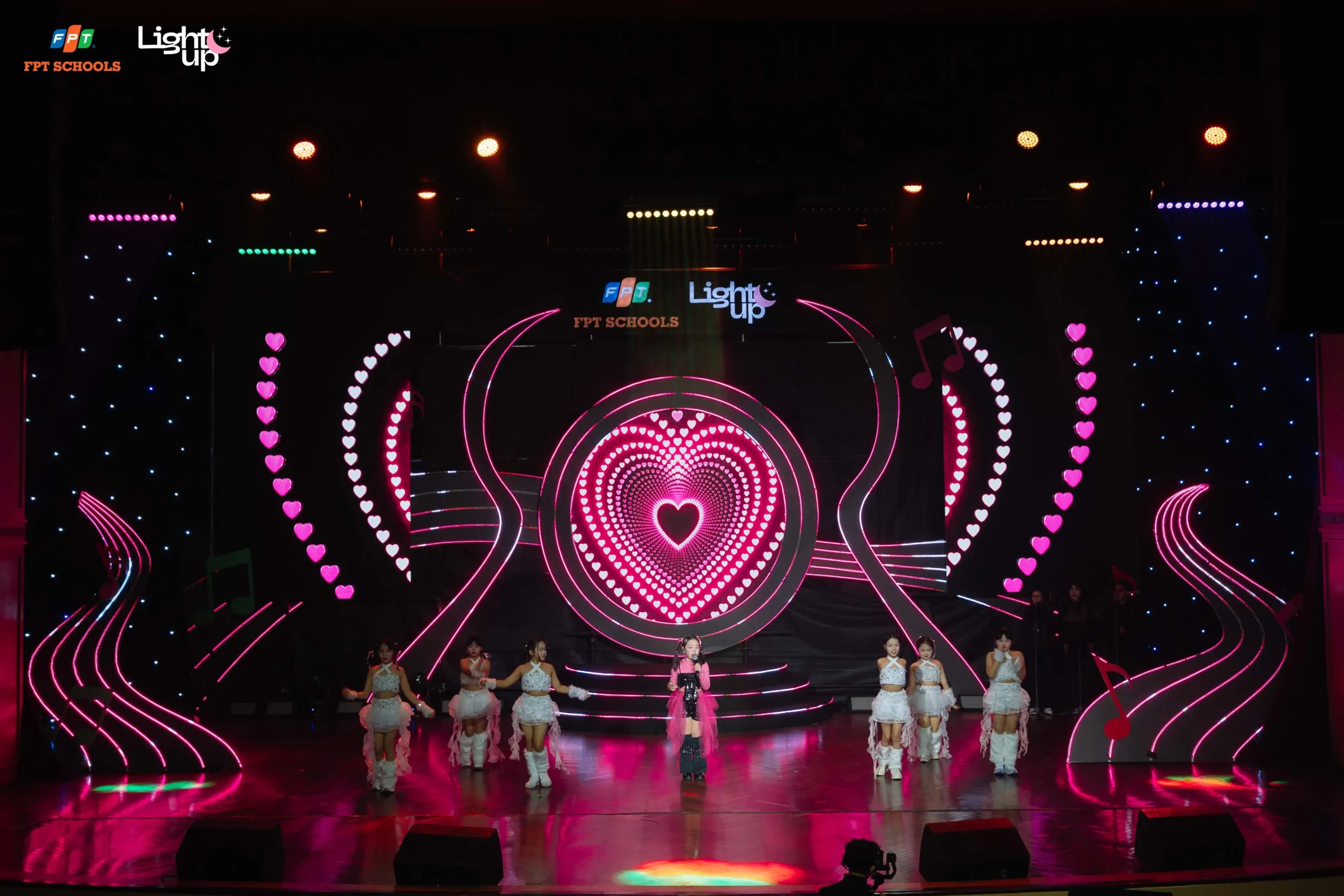 Học sinh FPT Schools khẳng định tài năng âm nhạc và ngoại ngữ tại chung kết cuộc thi hát tiếng Anh Light Up 2025 - FPT Education Học sinh FPT Schools khẳng định tài năng âm nhạc và ngoại ngữ tại chung kết cuộc thi hát tiếng Anh Light Up 2025 | FPT Schools