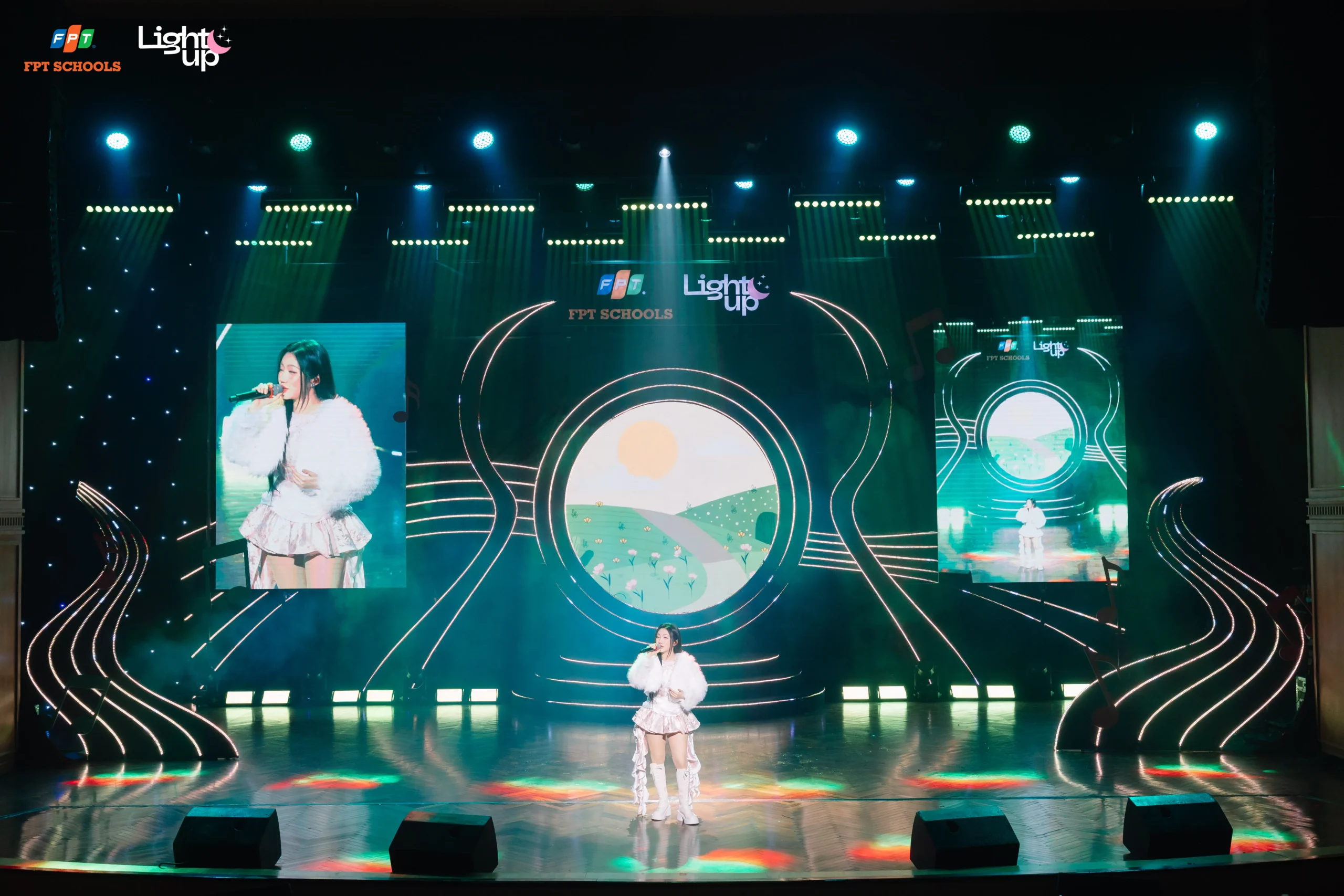 Học sinh FPT Schools khẳng định tài năng âm nhạc và ngoại ngữ tại chung kết cuộc thi hát tiếng Anh Light Up 2025 | FPT Schools