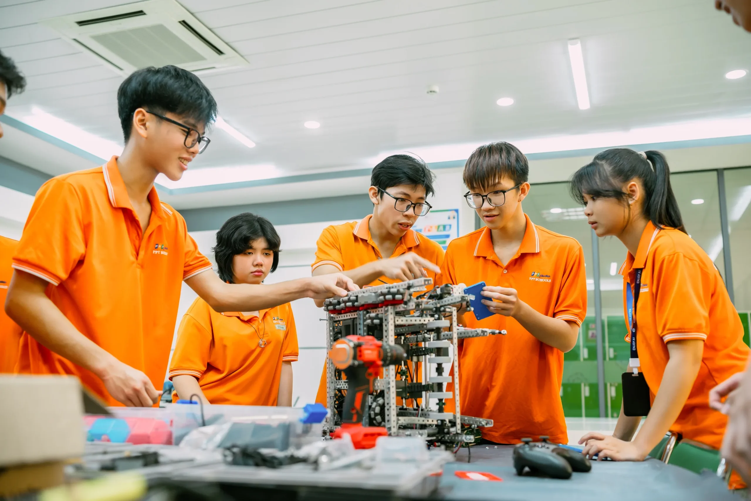 Học sinh FPT Schools Cần Thơ hăng say lắp ráp, chế tạo robot trong giờ học