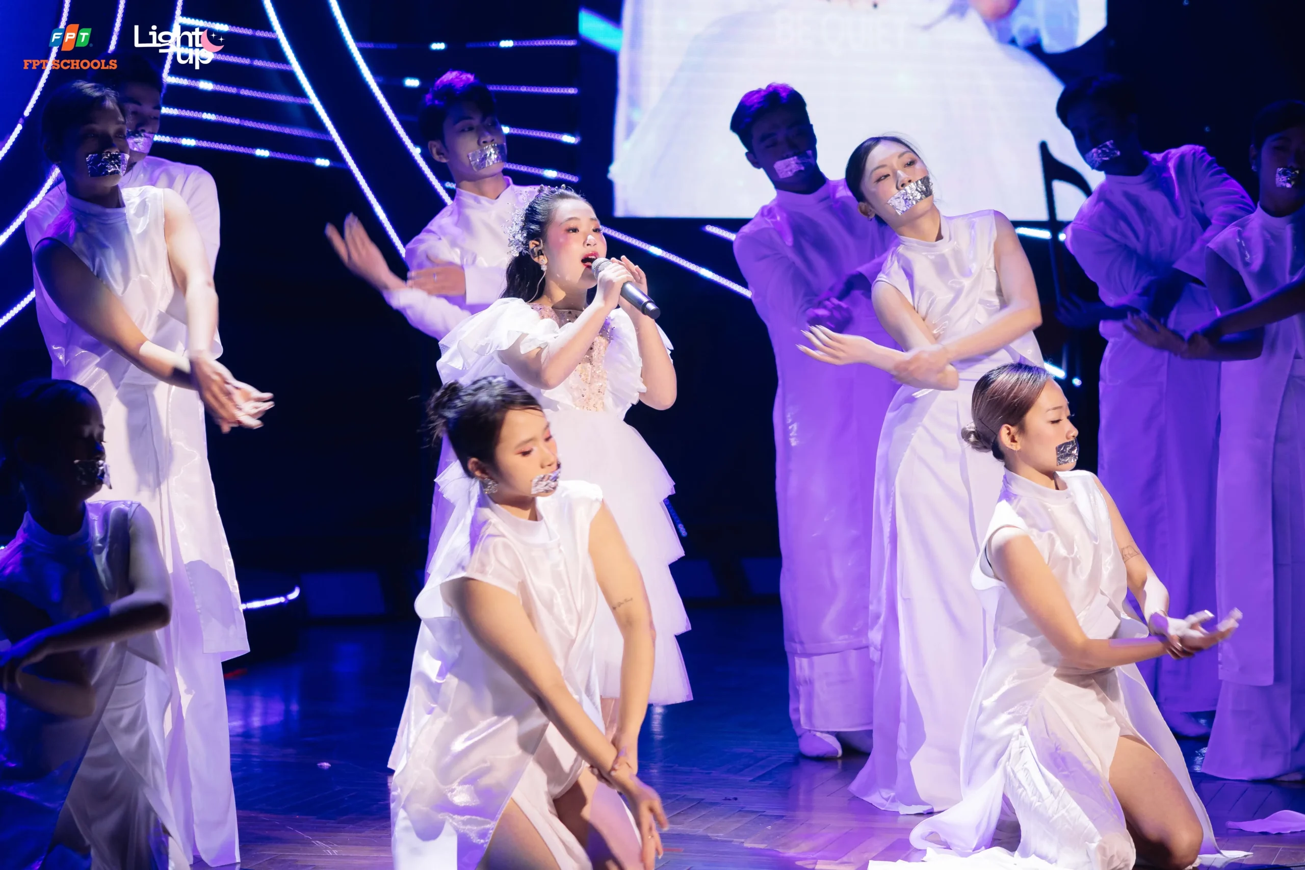 Học sinh FPT Schools khẳng định tài năng âm nhạc và ngoại ngữ tại chung kết cuộc thi hát tiếng Anh Light Up 2025 - FPT Education Học sinh FPT Schools khẳng định tài năng âm nhạc và ngoại ngữ tại chung kết cuộc thi hát tiếng Anh Light Up 2025 | FPT Schools