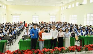FPT video hóa học liệu AI, trao tặng gần 900 học sinh Côn Đảo | FPT Schools