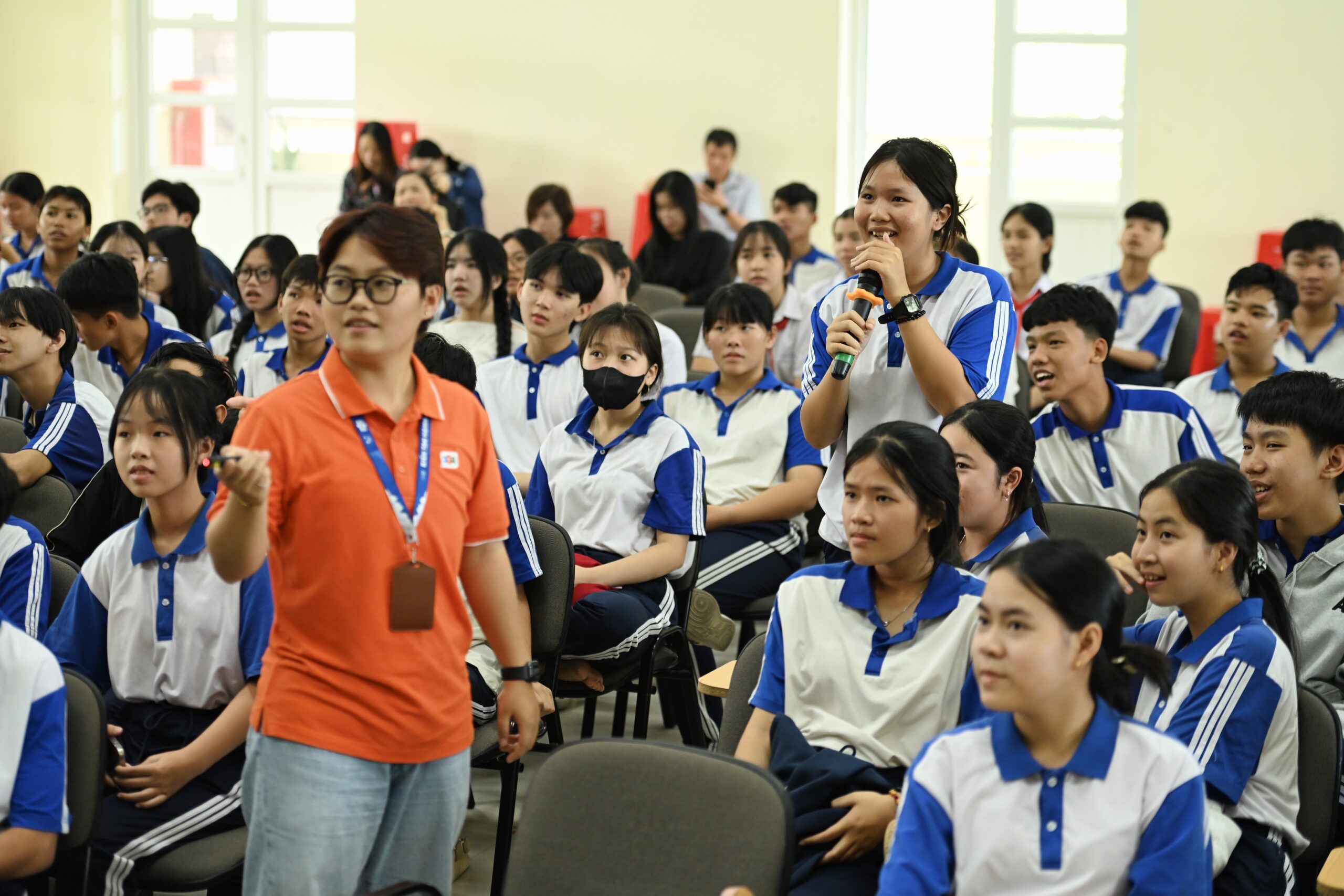 FPT video hóa học liệu AI, trao tặng gần 900 học sinh Côn Đảo | FPT Schools