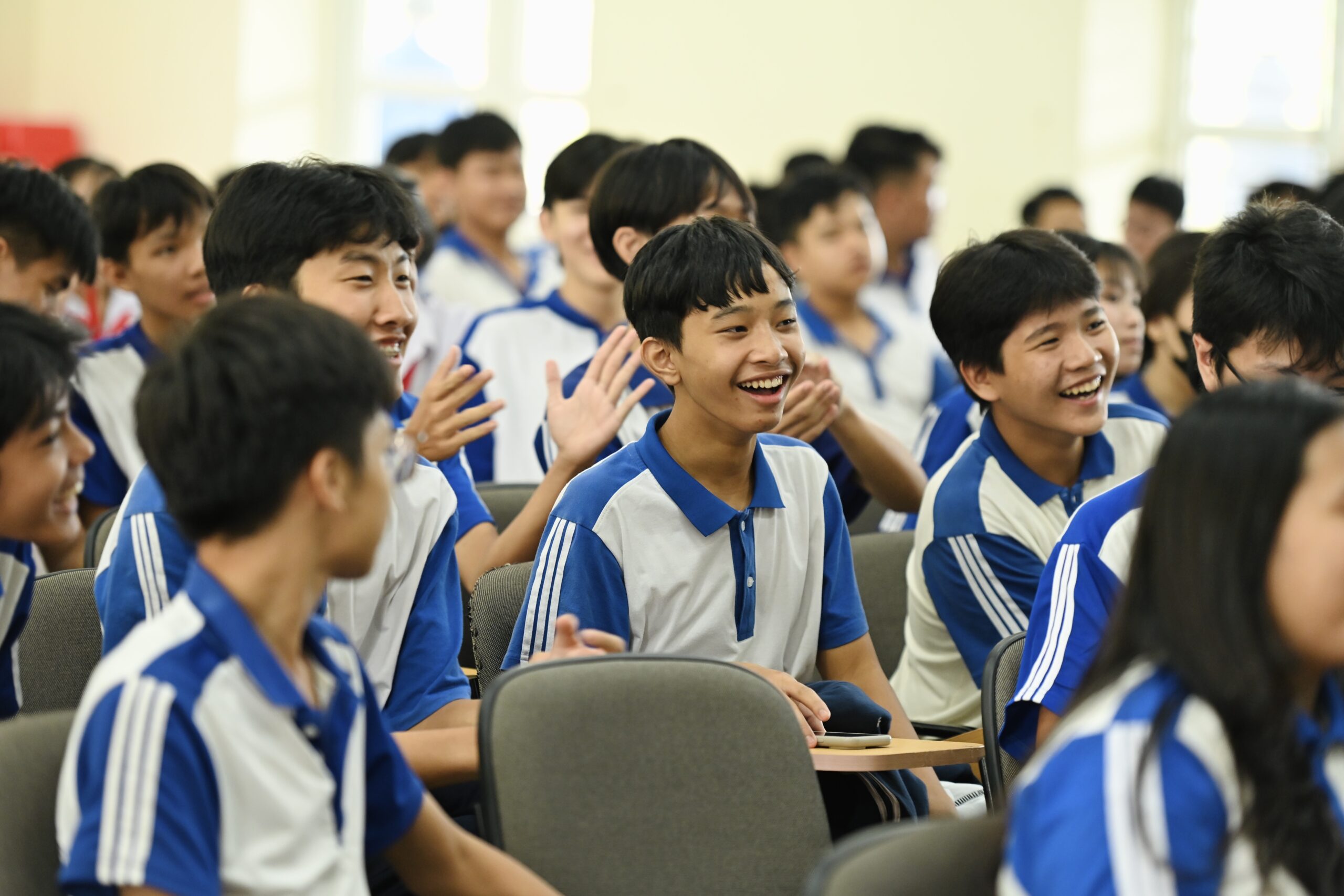 FPT video hóa học liệu AI, trao tặng gần 900 học sinh Côn Đảo | FPT Schools