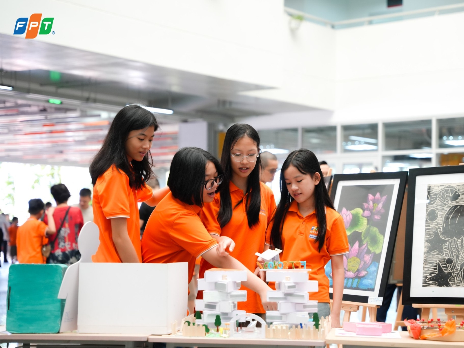 Giáo dục nhân bản là gì? Ý nghĩa và vai trò trong giáo dục hiện đại - FPT Education Đặc điểm nổi bật của giáo dục nhân bản