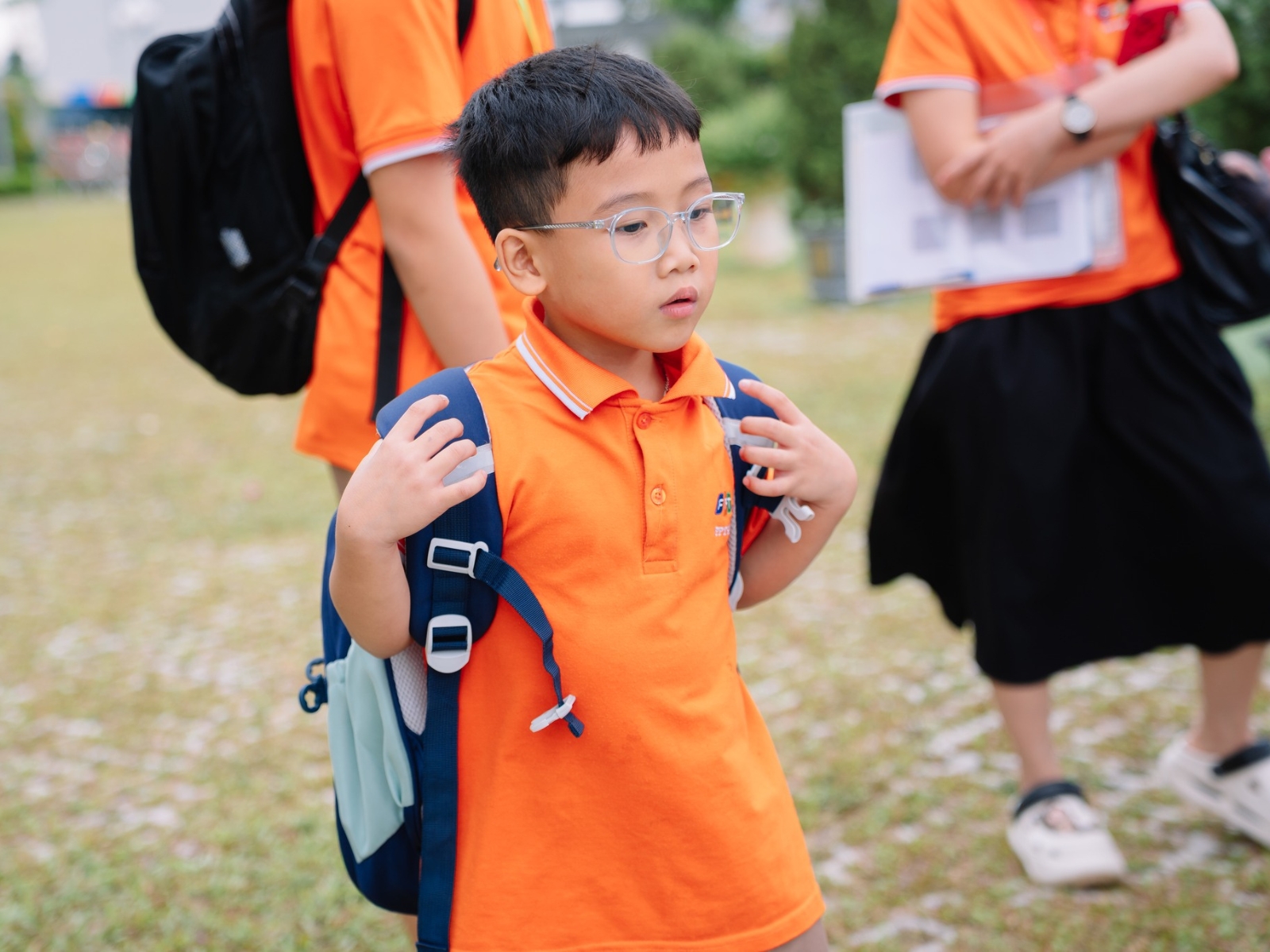 Giáo dục nhân bản là gì? Ý nghĩa và vai trò trong giáo dục hiện đại - FPT Education So sánh giáo dục nhân bản với giáo dục thiên về thành tích