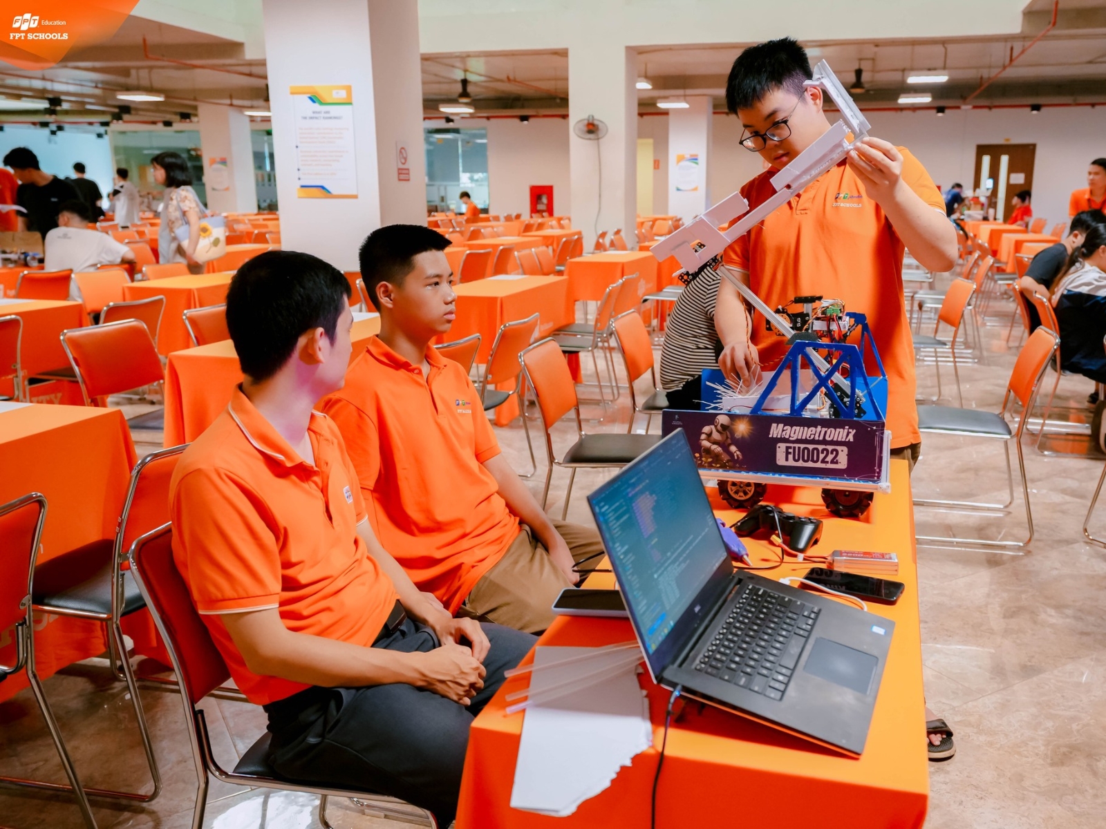 Giáo dục nhân văn là gì? Nền tảng hình thành con người toàn diện - FPT Education Giáo dục nhân văn là gì?