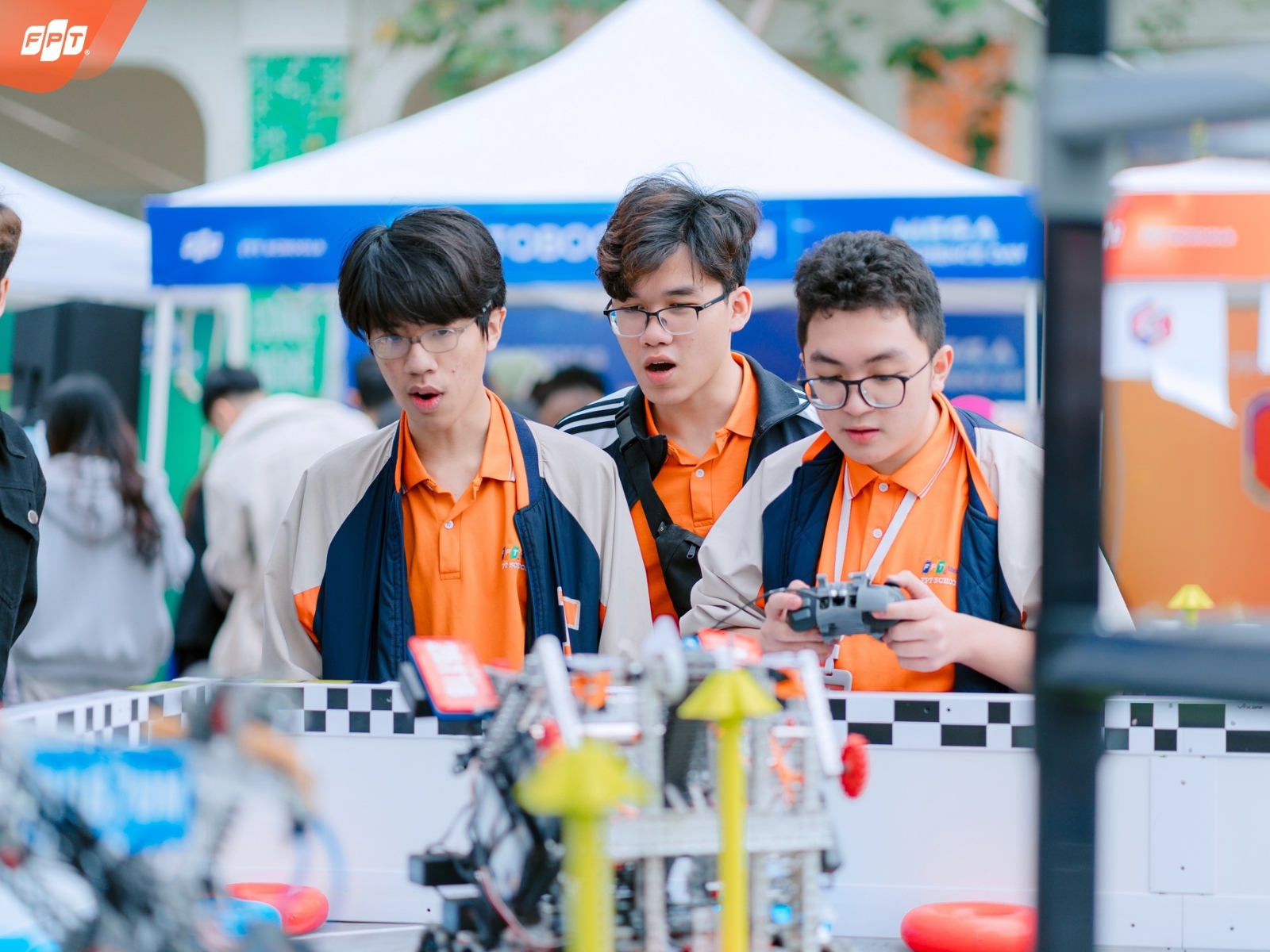 Giáo dục nhân văn là gì? Nền tảng hình thành con người toàn diện - FPT Education Sự khác biệt giữa “nhân văn” và “nhân đạo”, “đạo đức” trong giáo dục