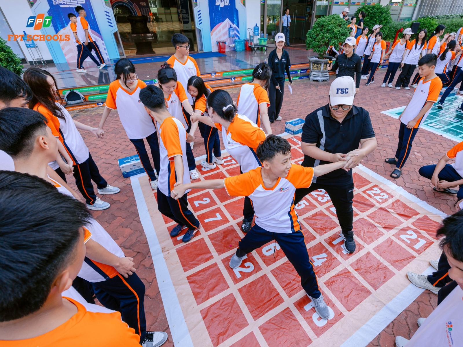 Giáo dục nhân văn là gì? Nền tảng hình thành con người toàn diện - FPT Education Phát triển năng lực tự nhận thức và tự hoàn thiện