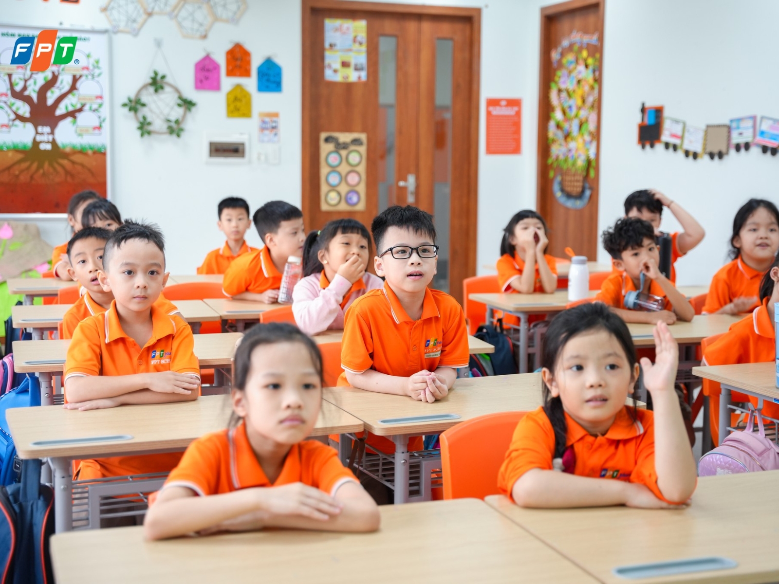 Giáo dục nhân văn là gì? Nền tảng hình thành con người toàn diện - FPT Education So sánh giáo dục nhân văn với giáo dục thiên về thành tích