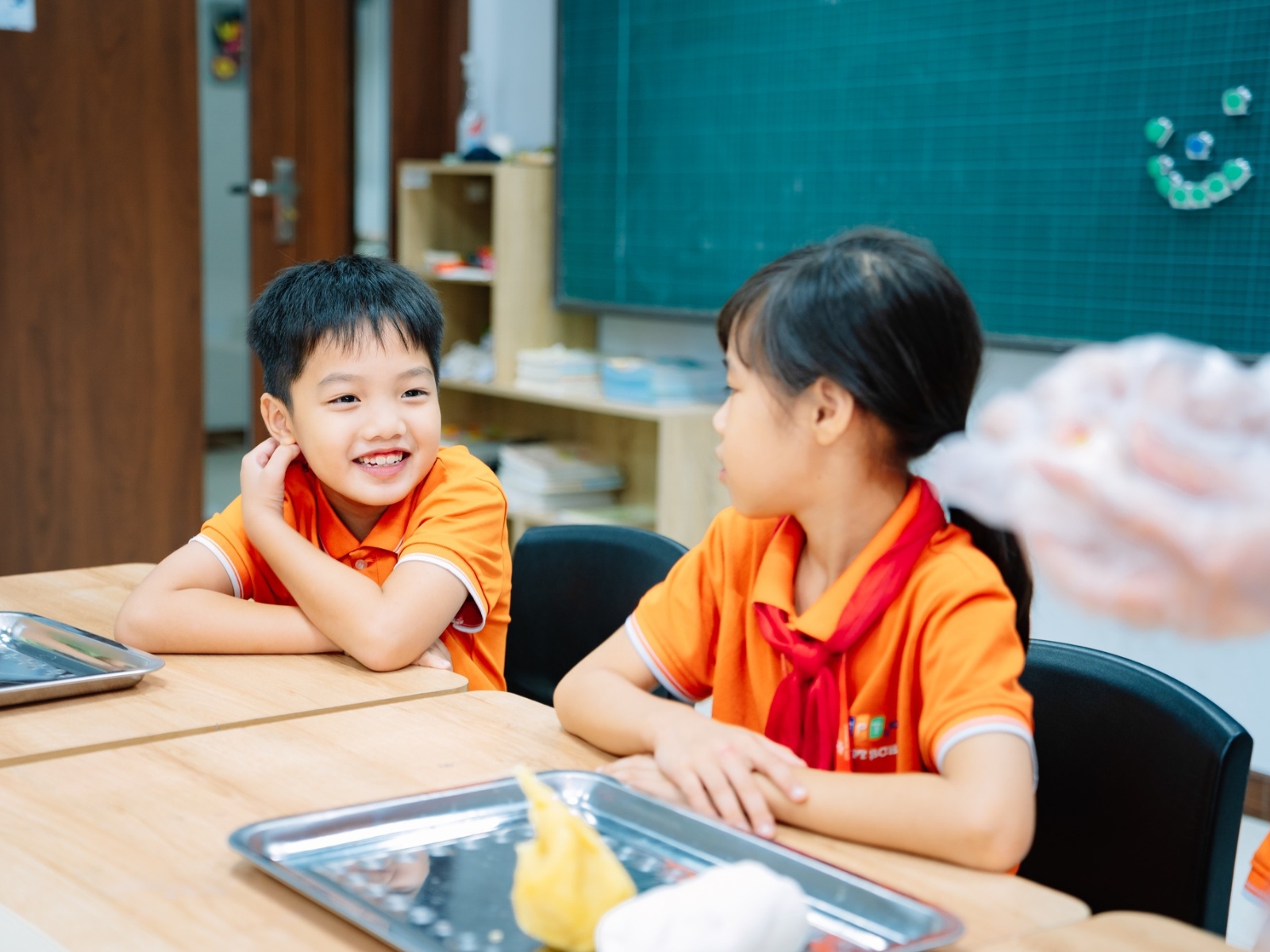 Học thêm nhiều có tốt không? Góc nhìn thực tế cho phụ huynh và học sinh - FPT Education Khi nào học thêm nhiều là không tốt?