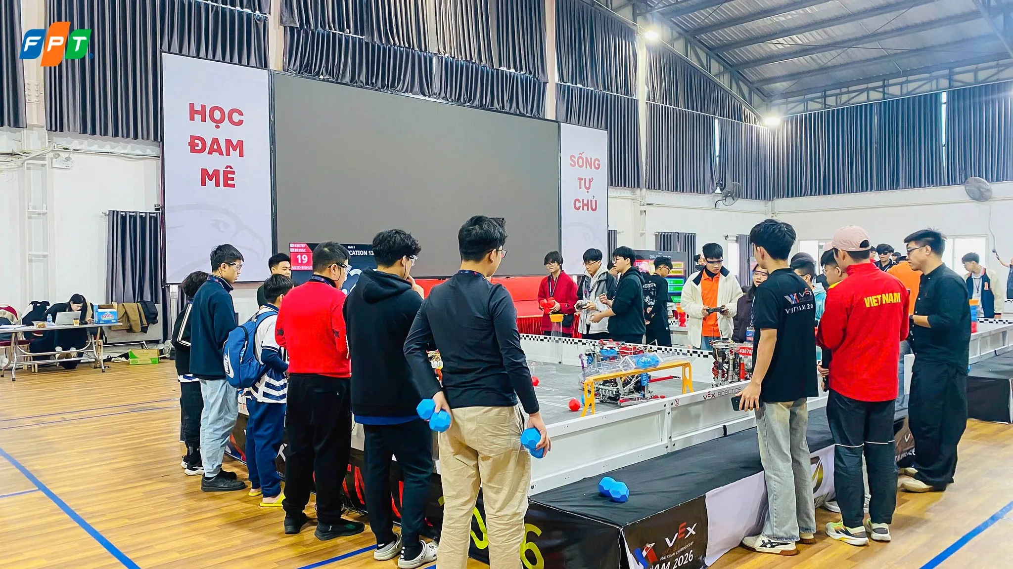 FPT School Cầu Giấy khẳng định năng lực STEM – Robotics và tư duy thiết kế kỹ thuật tại Chung kết Quốc gia VEX Robotics 2026 . - FPT Education FPT School Cầu Giấy khẳng định năng lực STEM – Robotics