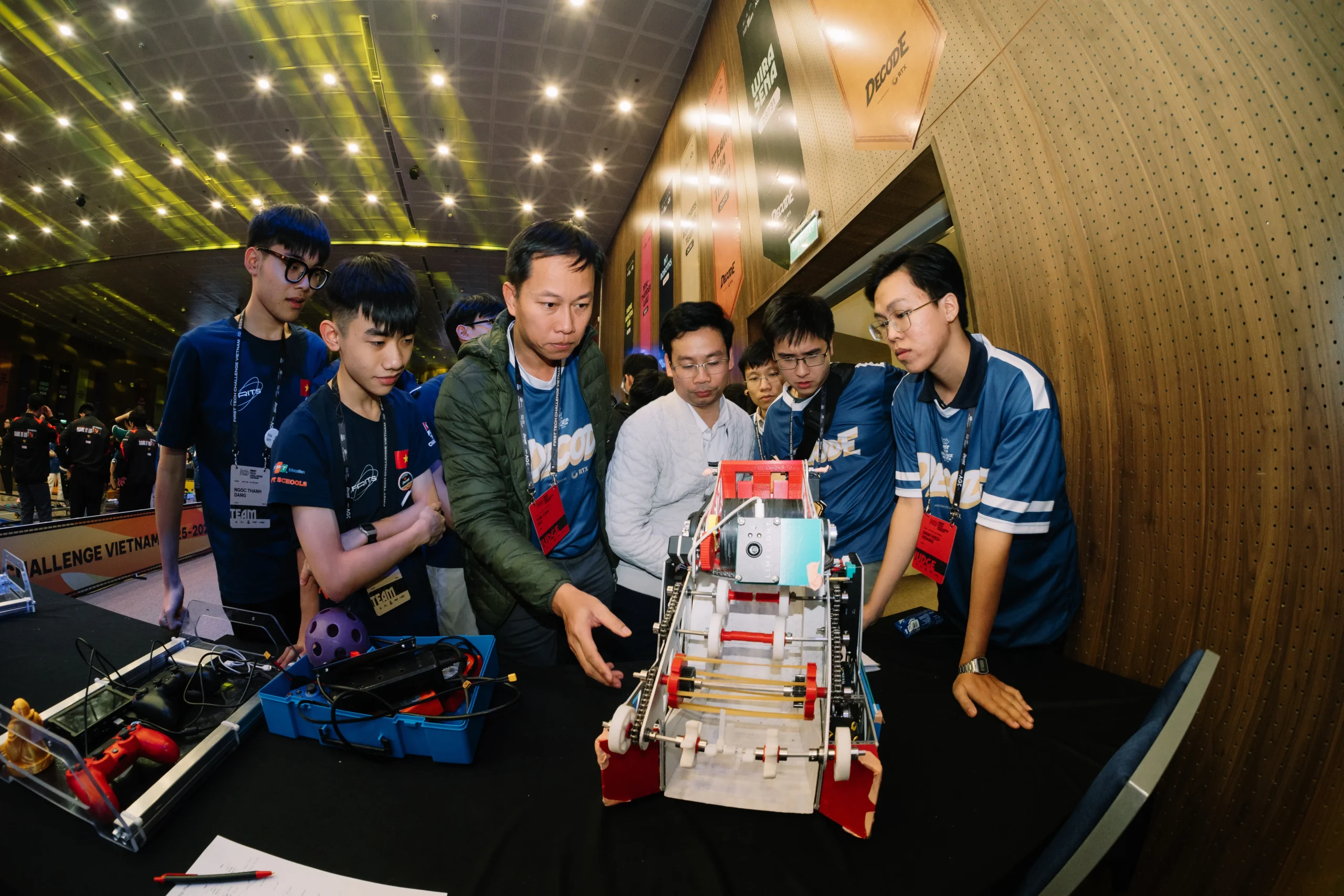 FRITS - Từ niềm say mê công nghệ đến vinh quang của ngôi vị quán quân | FPT Schools