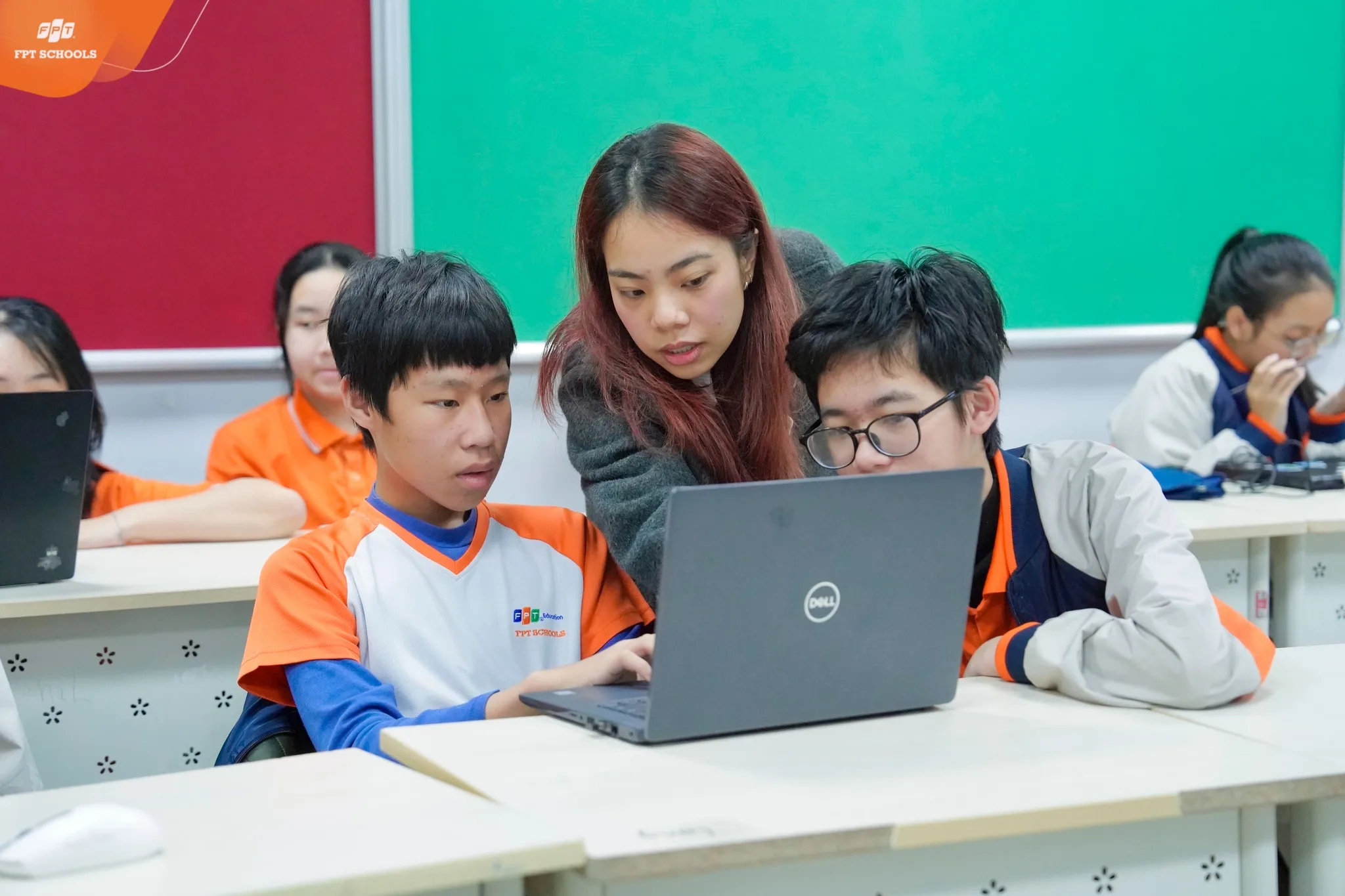 Học sinh FPT School Hải Phòng học tiếng Anh qua tranh luận liên trường - FPT Education học tiếng Anh qua tranh luận