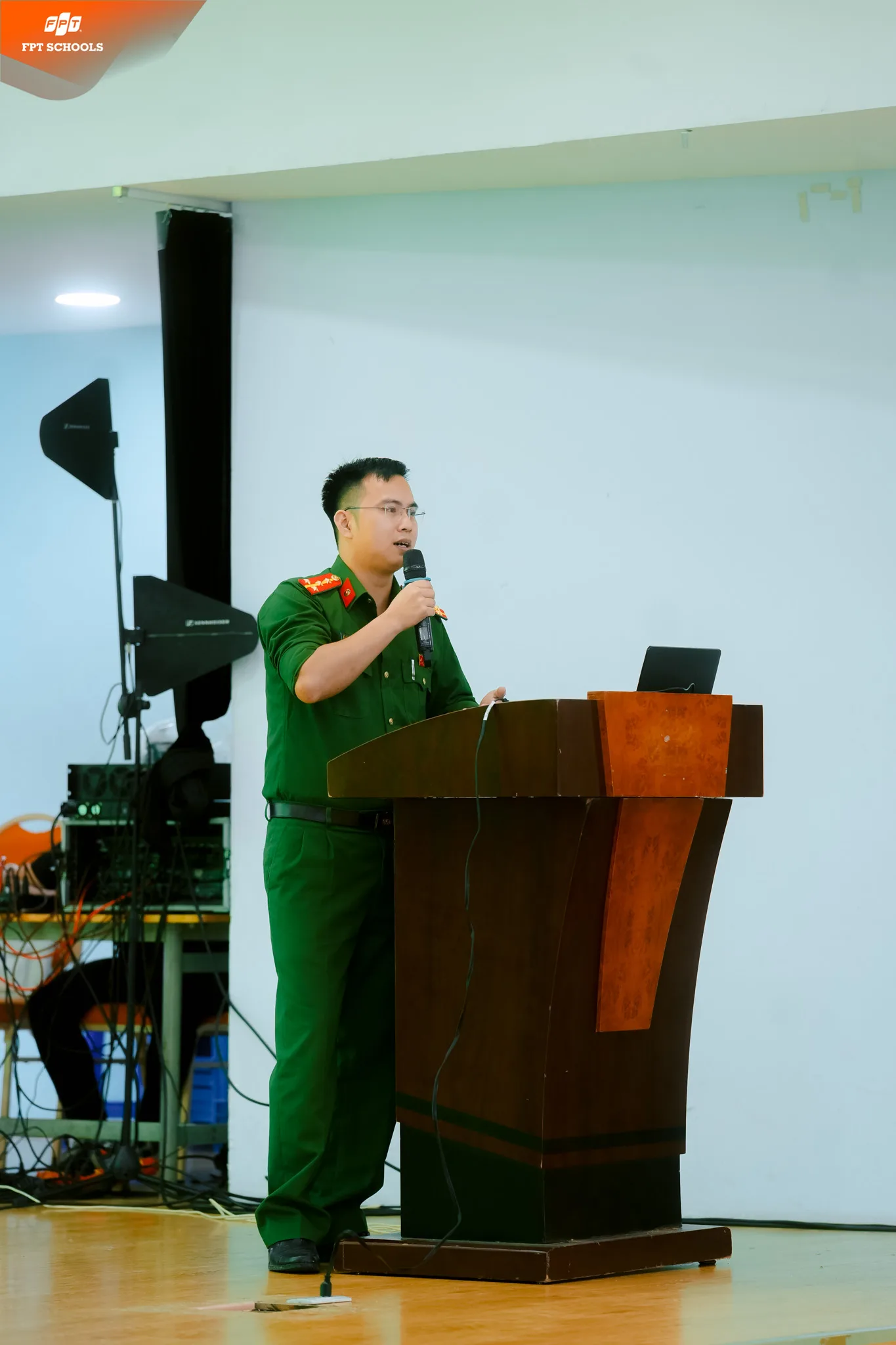 Tuyên truyền pháp luật cho học sinh THPT FPT Hà Nội: Công an xã Hòa Lạc trang bị kiến thức an toàn giao thông và phòng chống tội phạm | FPT Schools