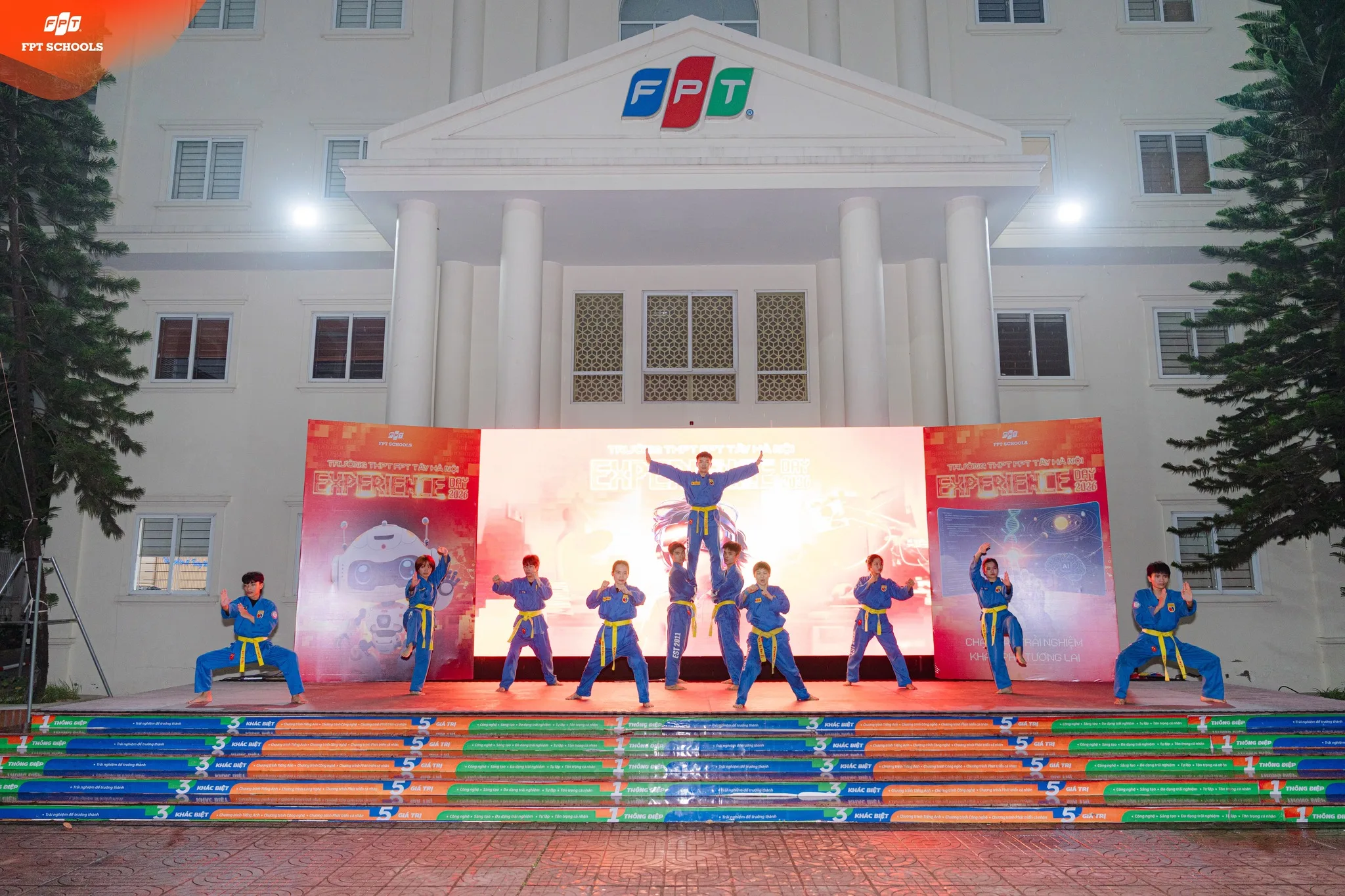 ĐÔNG ĐẢO PHỤ HUYNH & HỌC SINH HÒA MÌNH VÀO KHÔNG KHÍ SÔI ĐỘNG TẠI EXPERIENCE DAY 2026 – FPT SCHOOL TÂY HÀ NỘI - FPT Education Experience Day