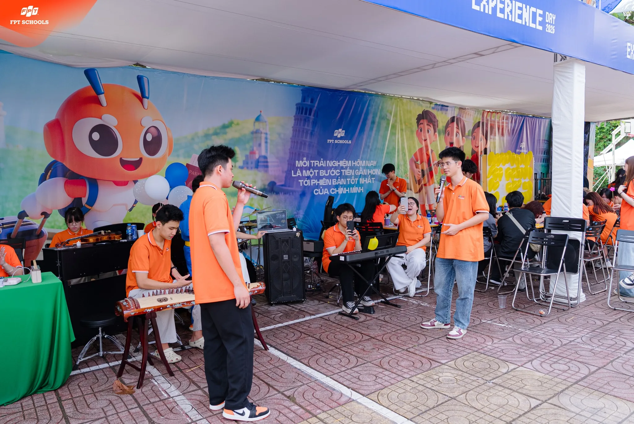 ĐÔNG ĐẢO PHỤ HUYNH & HỌC SINH HÒA MÌNH VÀO KHÔNG KHÍ SÔI ĐỘNG TẠI EXPERIENCE DAY 2026 – FPT SCHOOL TÂY HÀ NỘI - FPT Education ĐÔNG ĐẢO PHỤ HUYNH & HỌC SINH HÒA MÌNH VÀO KHÔNG KHÍ SÔI ĐỘNG TẠI EXPERIENCE DAY 2026 – FPT SCHOOL TÂY HÀ NỘI | FPT Schools