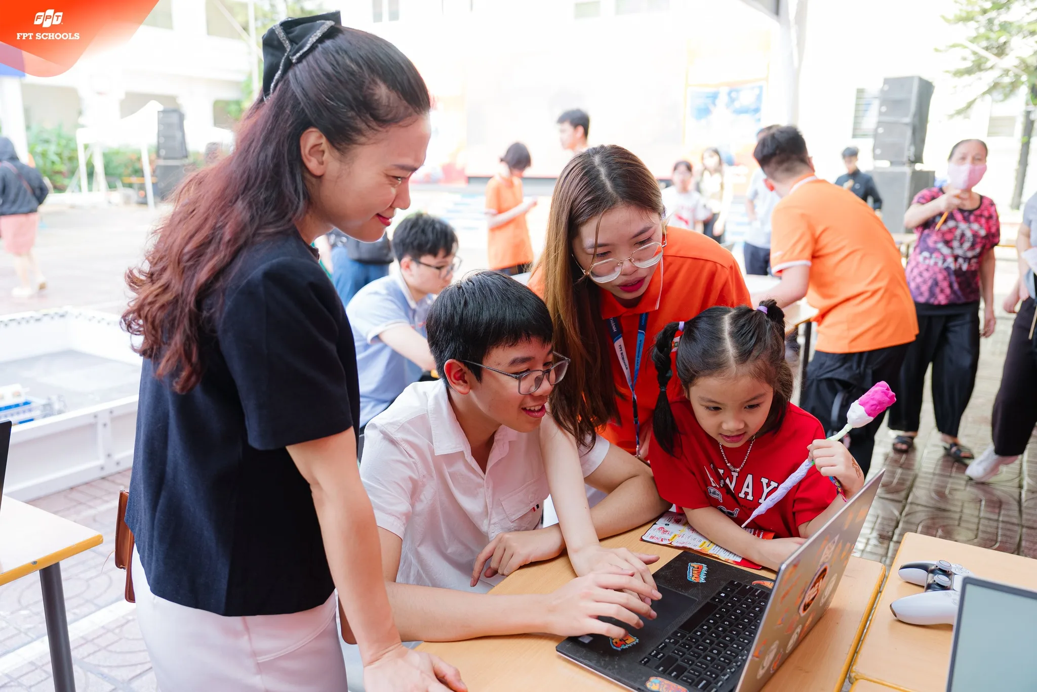ĐÔNG ĐẢO PHỤ HUYNH & HỌC SINH HÒA MÌNH VÀO KHÔNG KHÍ SÔI ĐỘNG TẠI EXPERIENCE DAY 2026 – FPT SCHOOL TÂY HÀ NỘI - FPT Education ĐÔNG ĐẢO PHỤ HUYNH & HỌC SINH HÒA MÌNH VÀO KHÔNG KHÍ SÔI ĐỘNG TẠI EXPERIENCE DAY 2026 – FPT SCHOOL TÂY HÀ NỘI | FPT Schools