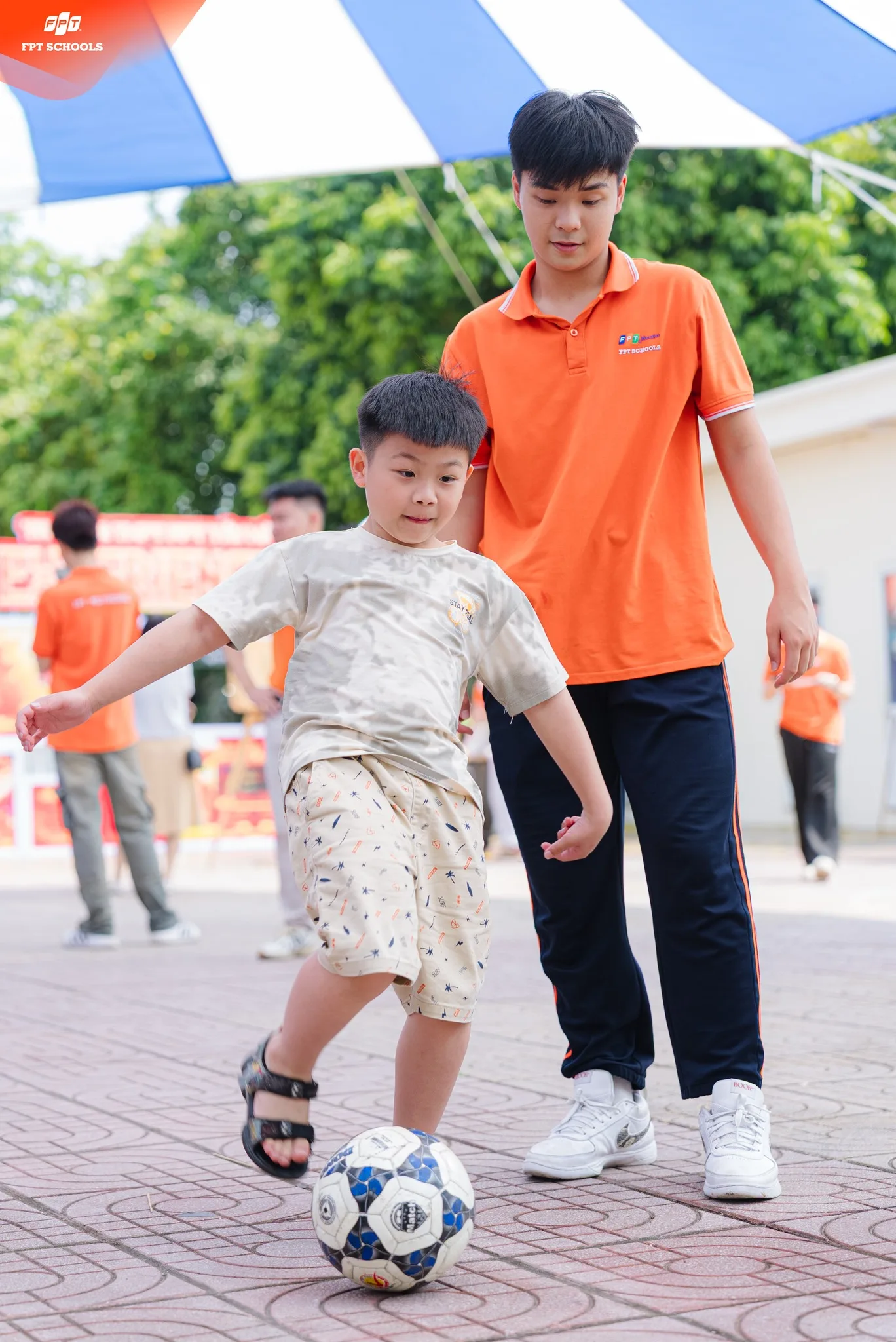 ĐÔNG ĐẢO PHỤ HUYNH & HỌC SINH HÒA MÌNH VÀO KHÔNG KHÍ SÔI ĐỘNG TẠI EXPERIENCE DAY 2026 – FPT SCHOOL TÂY HÀ NỘI - FPT Education Experience Day