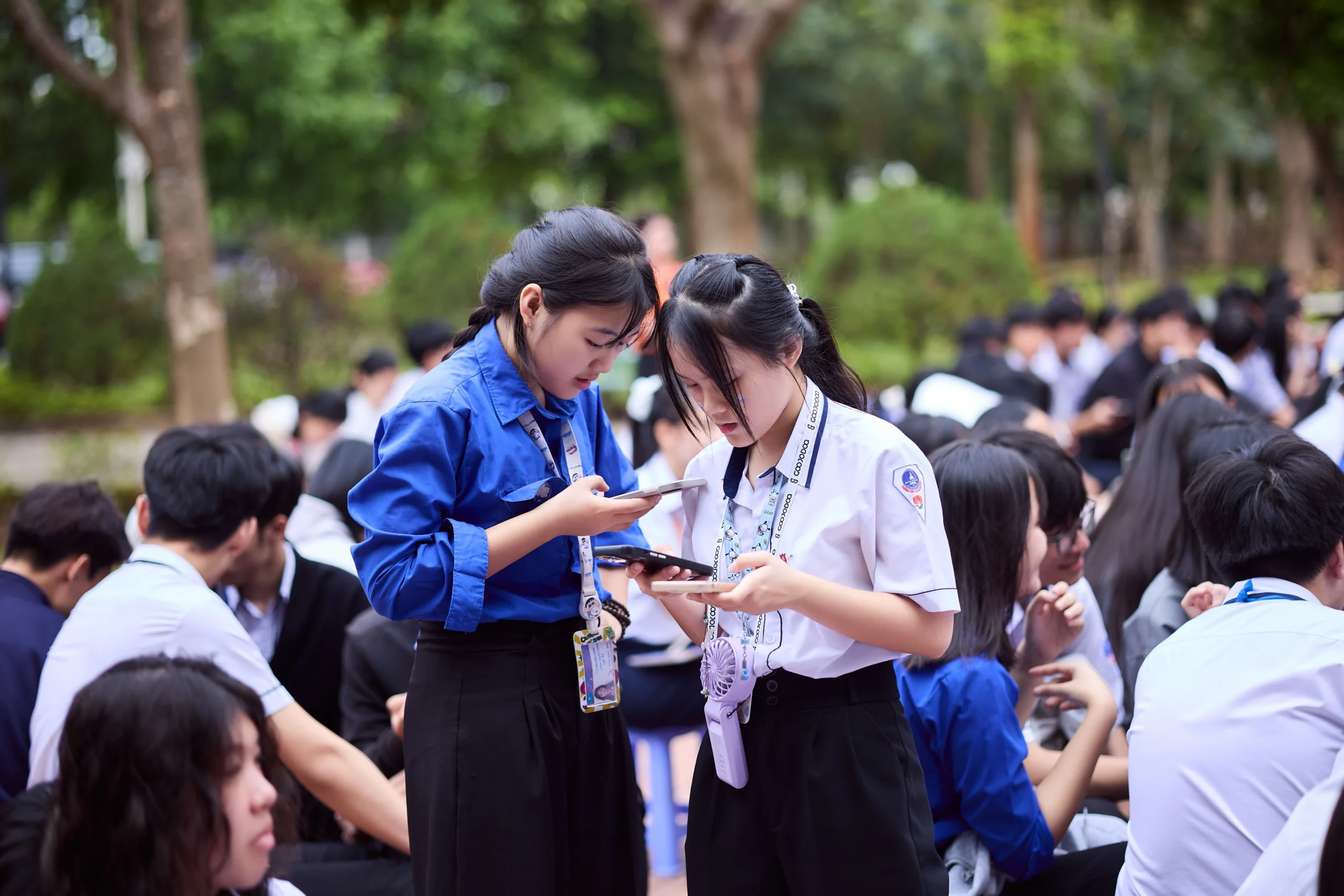 Học sinh Trường THPT Thực hành Cao Nguyên thực hành sử dụng AI ngay tại buổi trao tặng học liệu 