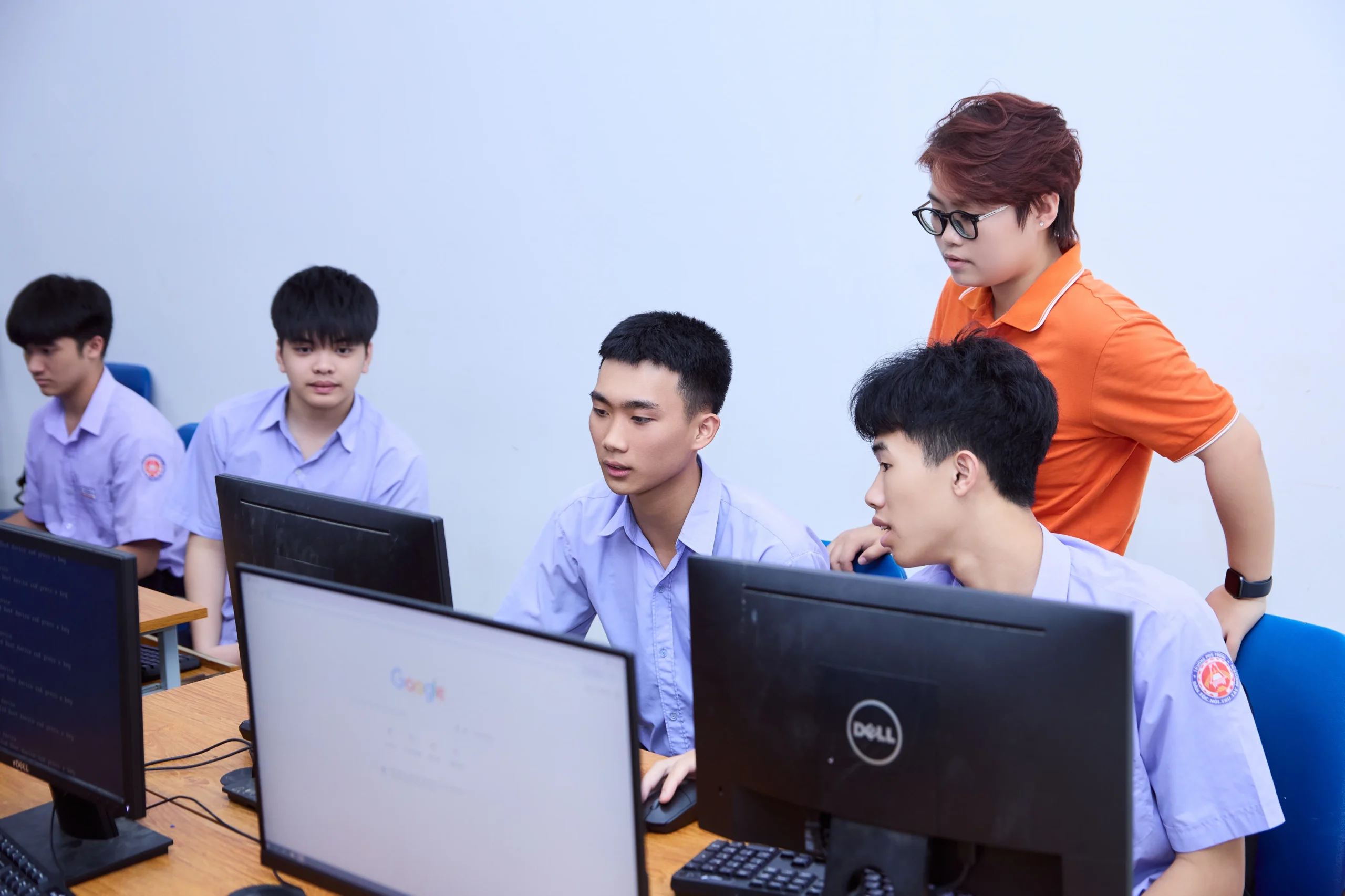 Học sinh Trường THCS và THPT Tây Nguyên được trực tiếp thực hành sử dụng bộ học liệu với sự hỗ trợ của đại diện FPT