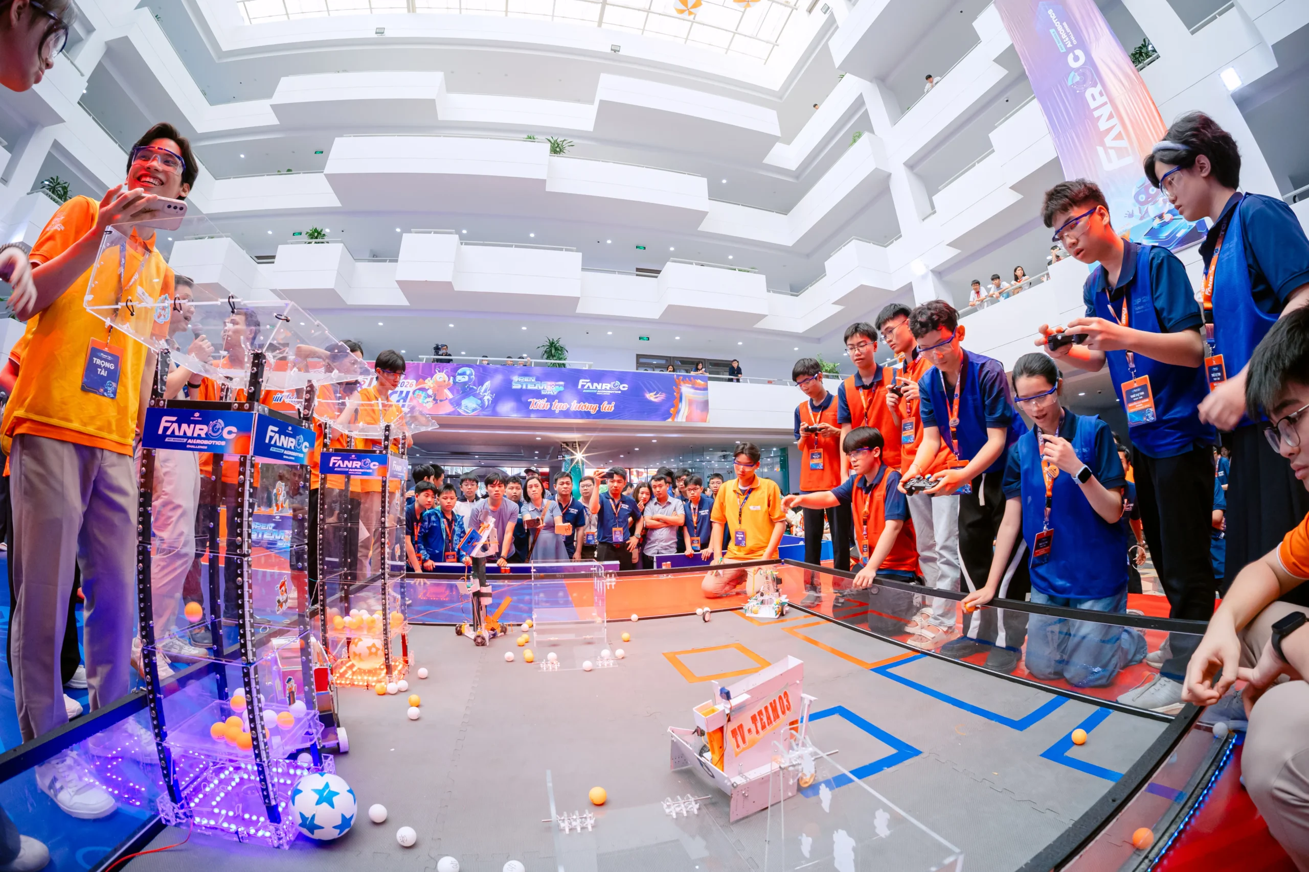 Học sinh tham gia FAnRoC – sân chơi AI & Robotics dành cho học sinh Tiểu học và THCS, lần đầu tiên được tổ chức với quy mô toàn quốc