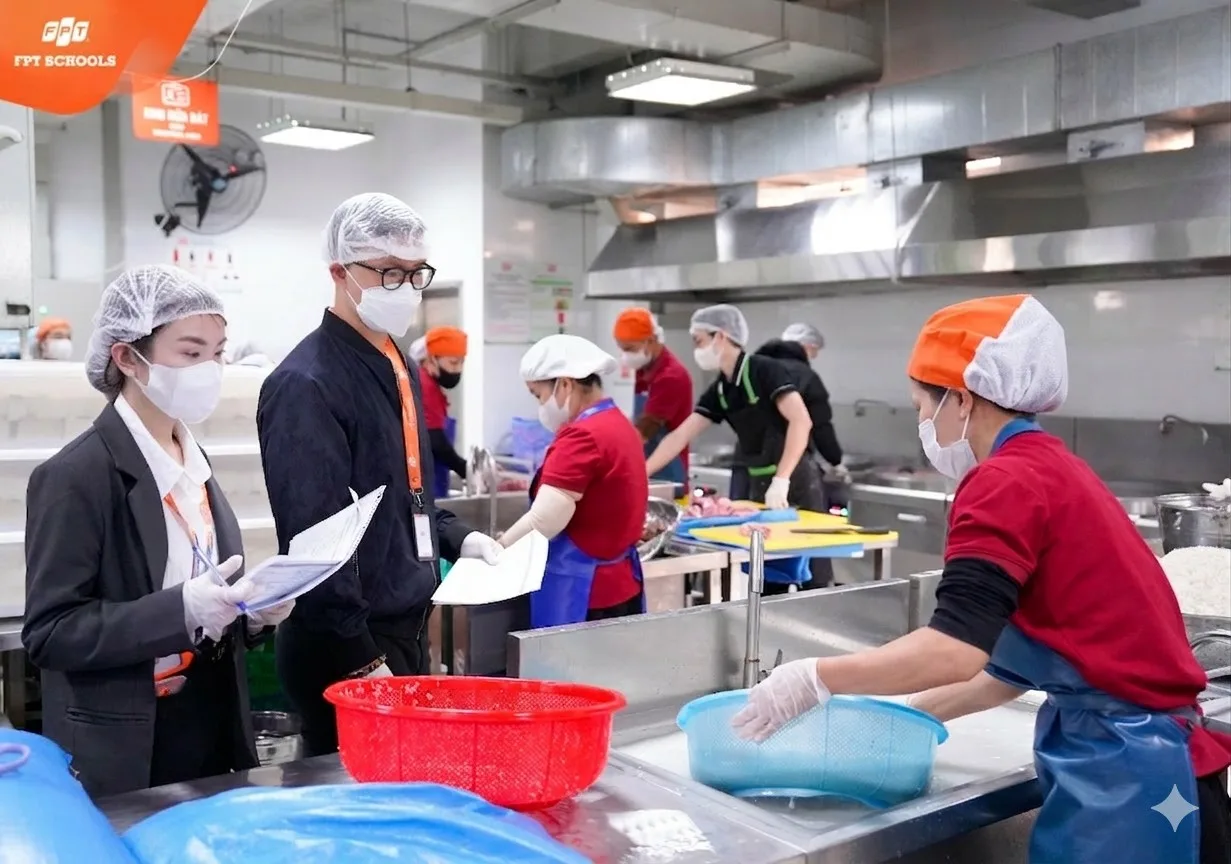 Chủ động kiểm tra và đánh giá bếp ăn – FPT School Hải Phòng đảm bảo bữa ăn an toàn cho học sinh | FPT Schools