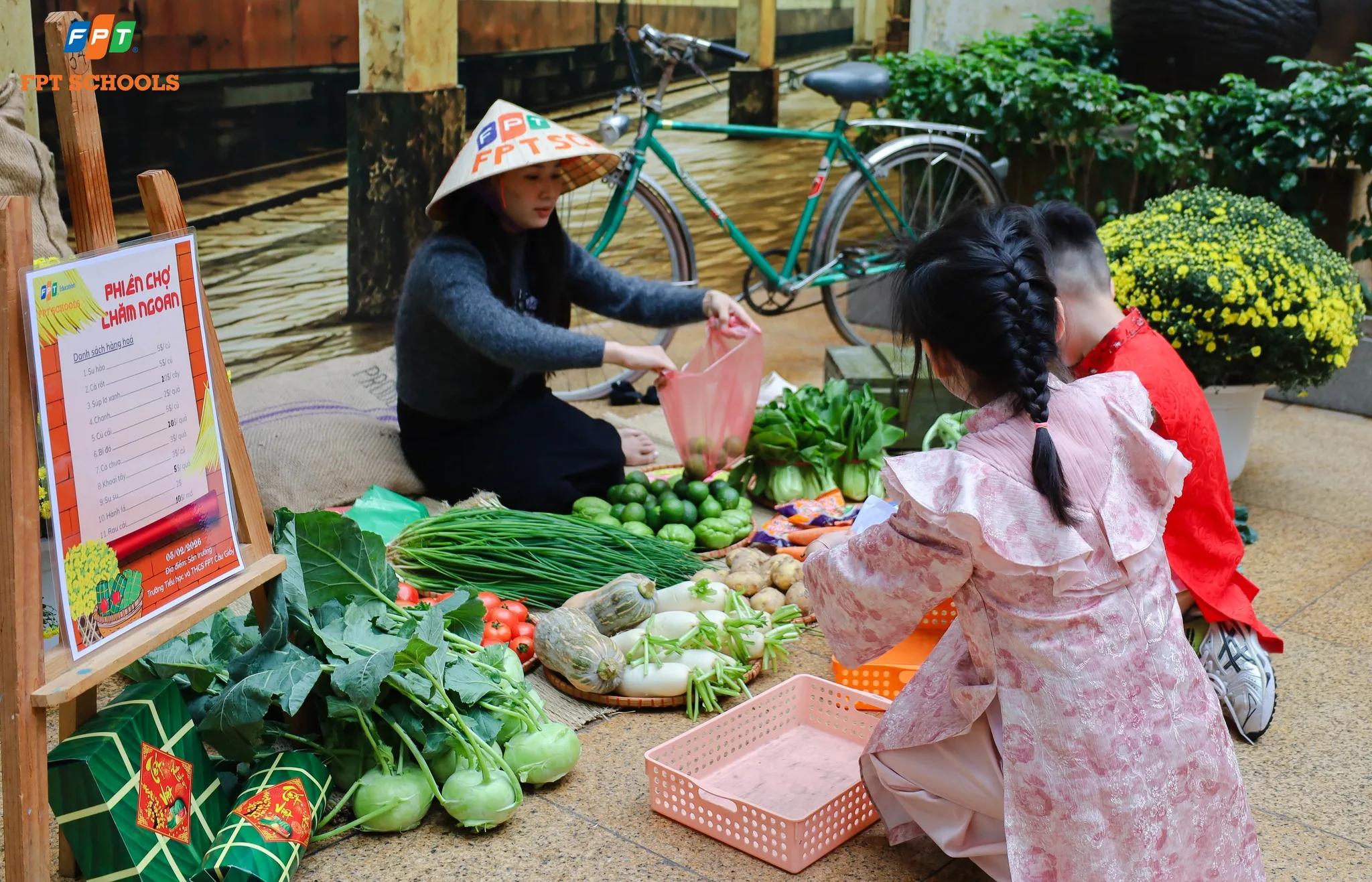 FPTers háo hức đi chợ Tết, lần đầu trải nghiệm mua hàng bằng "tem phiếu" | FPT Schools