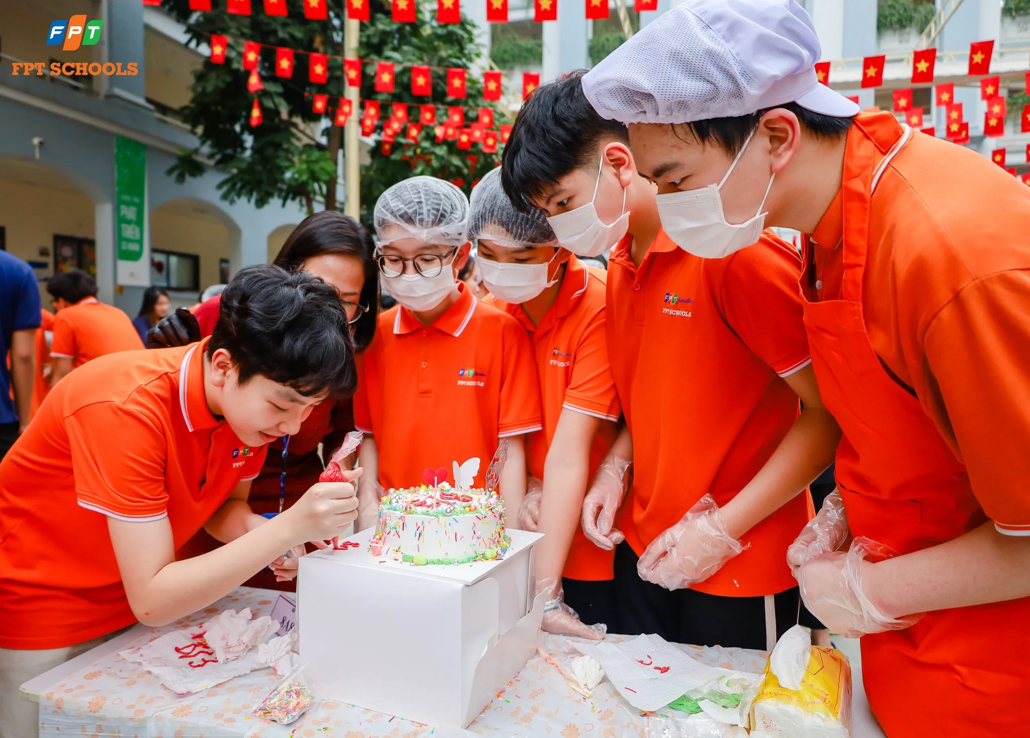 “Soái ca nhí” FPT Schools Cầu Giấy trổ tài làm bánh kem tặng “phái đẹp” nhân ngày 8/3 | FPT Schools