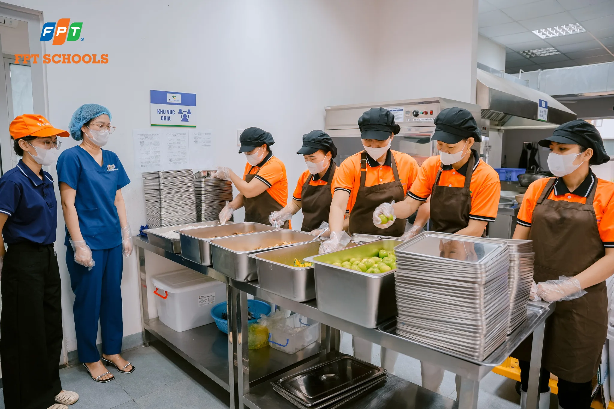 Kiểm thực và lưu mẫu thức ăn theo đúng quy định