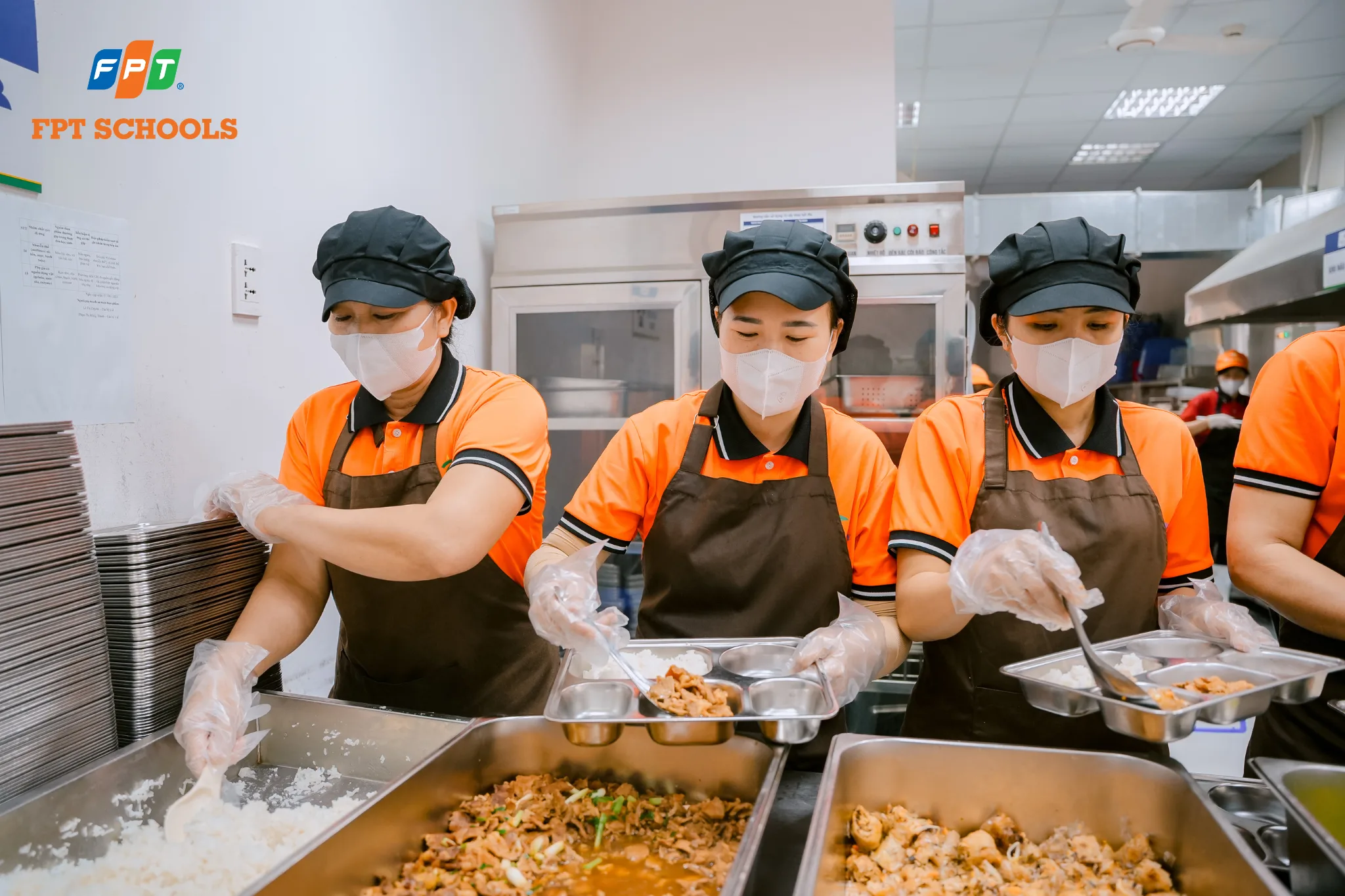 Chia suất ăn và phục vụ học sinh