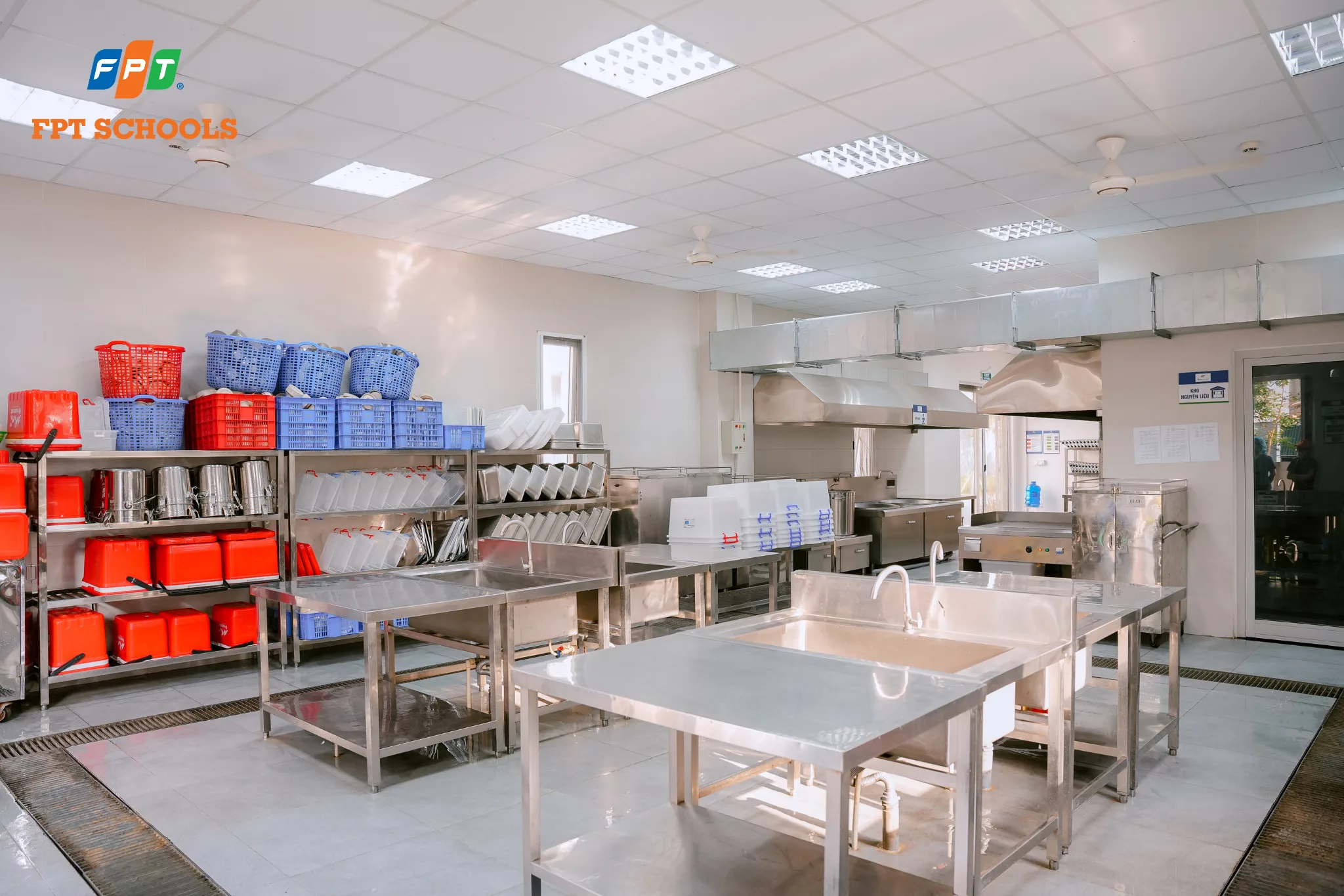 Vệ sinh bếp ăn sau mỗi ca làm việc