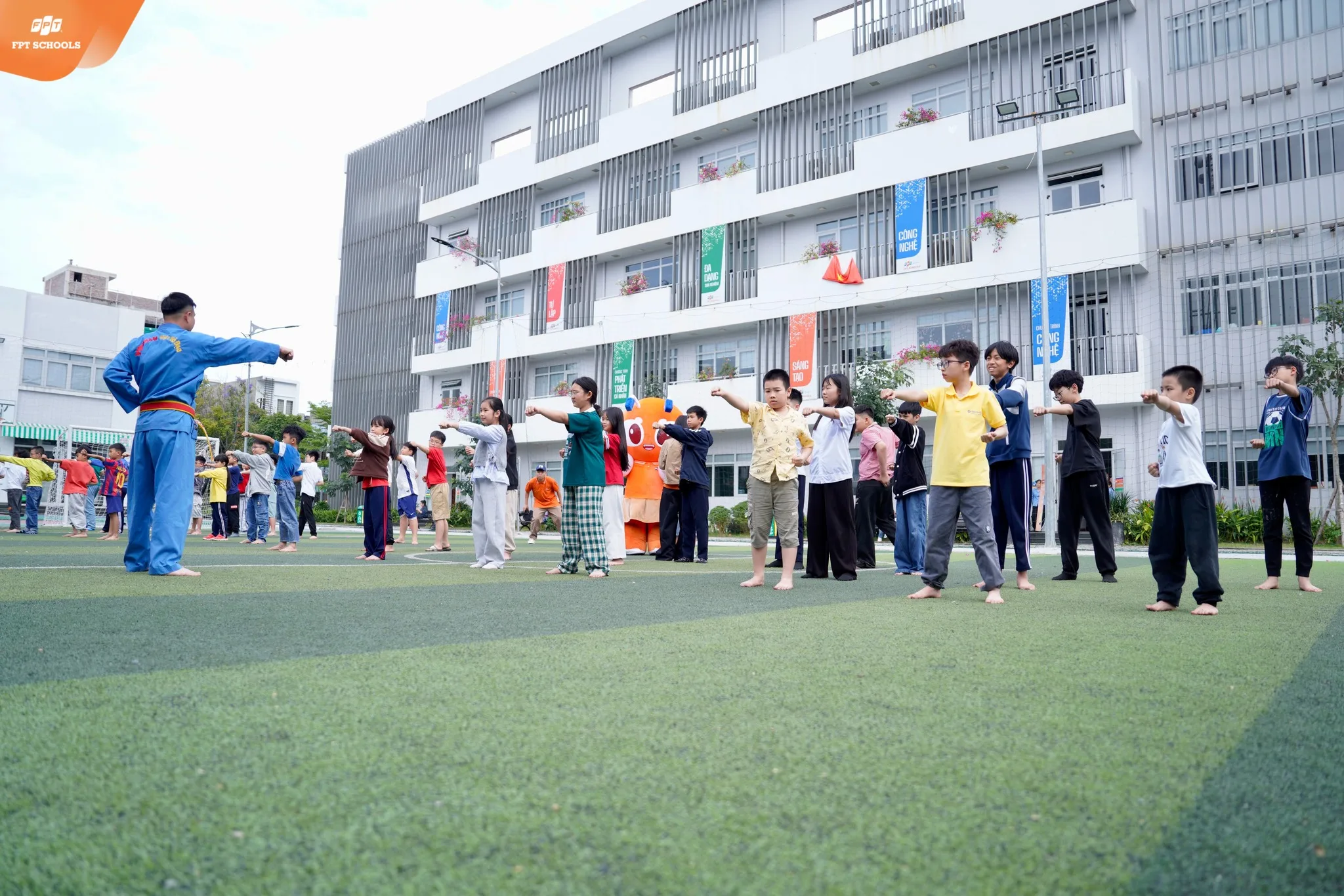 Hơn 100 phụ huynh và học sinh tham gia giải mã Chương trình THCS và Mô hình bán trú an toàn tại FPT School Hải Phòng - FPT Education Hơn 100 phụ huynh và học sinh tham gia giải mã Chương trình THCS và Mô hình bán trú an toàn tại FPT School Hải Phòng | FPT Schools