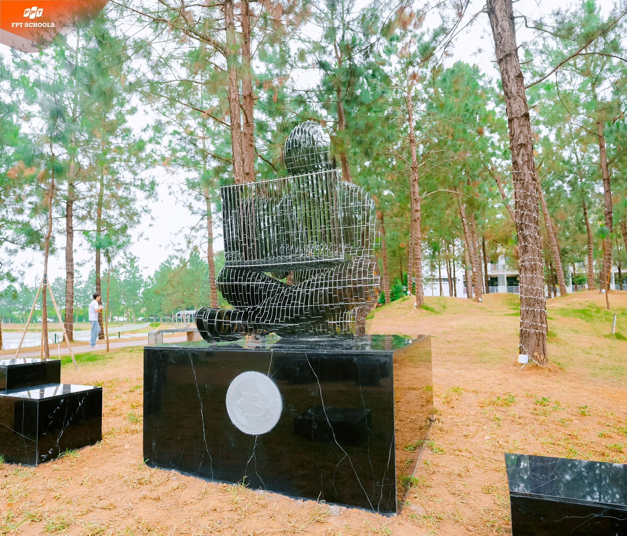 KHÁNH THÀNH TƯỢNG SATOSHI NAKAMOTO – KHI TINH THẦN TIÊN PHONG ĐƯỢC “ĐỊNH HÌNH” TRONG KHÔNG GIAN HỌC THUẬT - FPT Education TƯỢNG SATOSHI NAKAMOTO