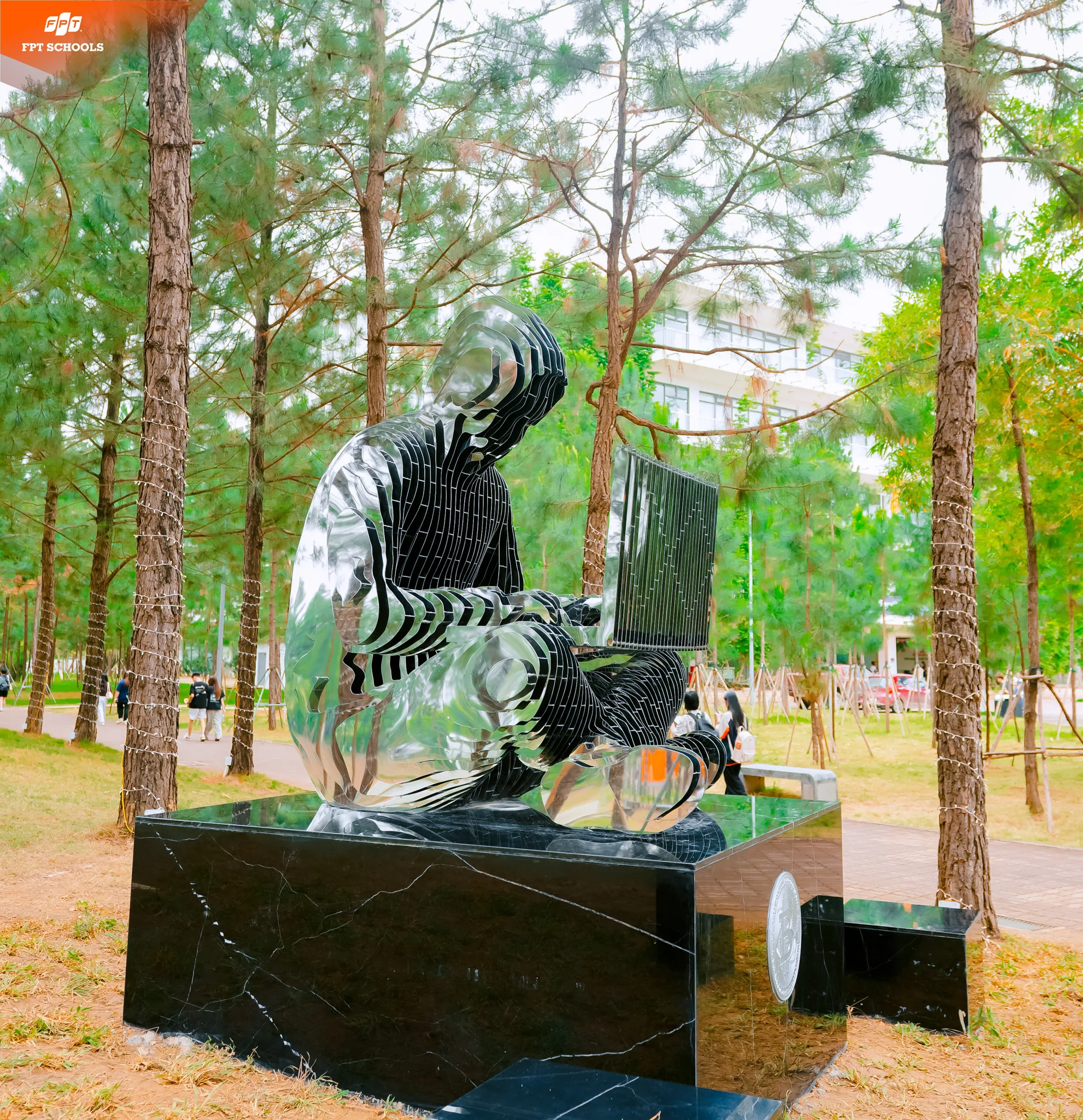 KHÁNH THÀNH TƯỢNG SATOSHI NAKAMOTO – KHI TINH THẦN TIÊN PHONG ĐƯỢC “ĐỊNH HÌNH” TRONG KHÔNG GIAN HỌC THUẬT - FPT Education KHÁNH THÀNH TƯỢNG SATOSHI NAKAMOTO – KHI TINH THẦN TIÊN PHONG ĐƯỢC “ĐỊNH HÌNH” TRONG KHÔNG GIAN HỌC THUẬT | FPT Schools