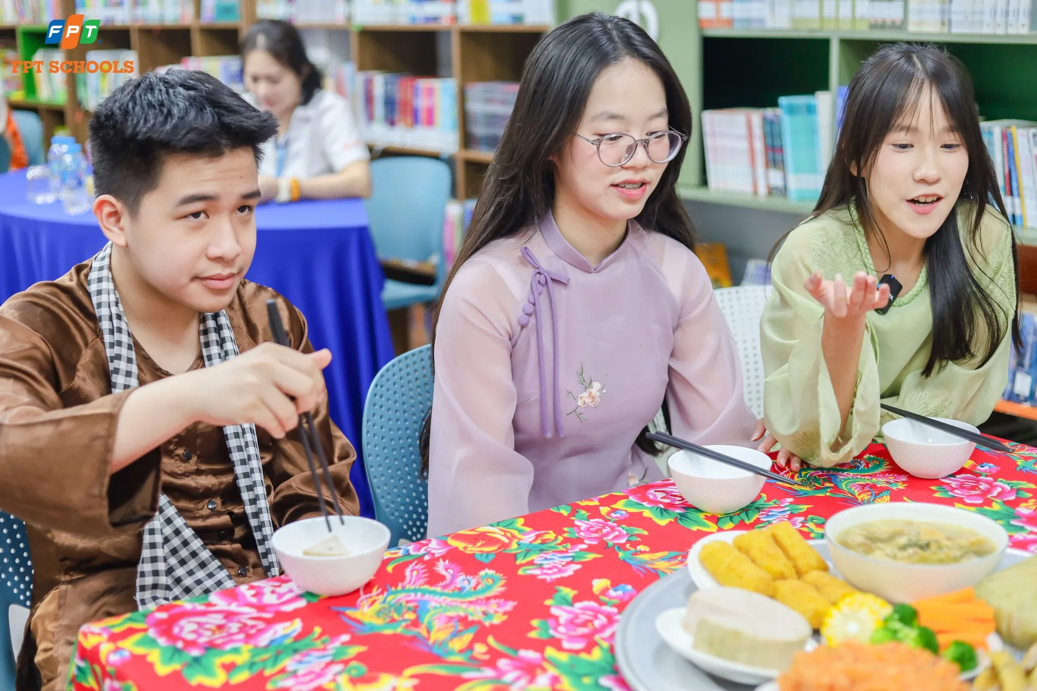 FPTers diện áo dài, mang trà Việt, cỗ Tết giới thiệu với bạn bè xứ Phù Tang - FPT Education FPTers diện áo dài, mang trà Việt, cỗ Tết giới thiệu với bạn bè xứ Phù Tang | FPT Schools