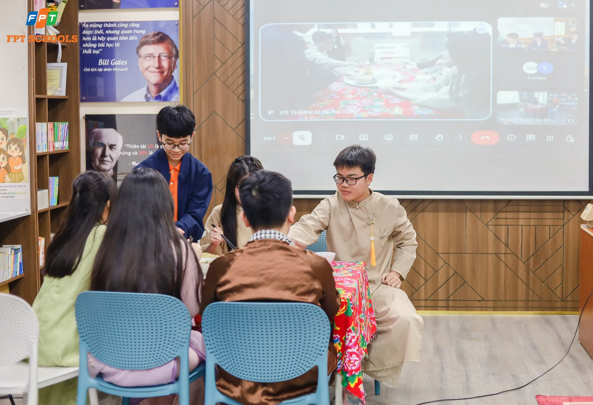 FPTers diện áo dài, mang trà Việt, cỗ Tết giới thiệu với bạn bè xứ Phù Tang - FPT Education FPTers diện áo dài, mang trà Việt, cỗ Tết giới thiệu với bạn bè xứ Phù Tang | FPT Schools