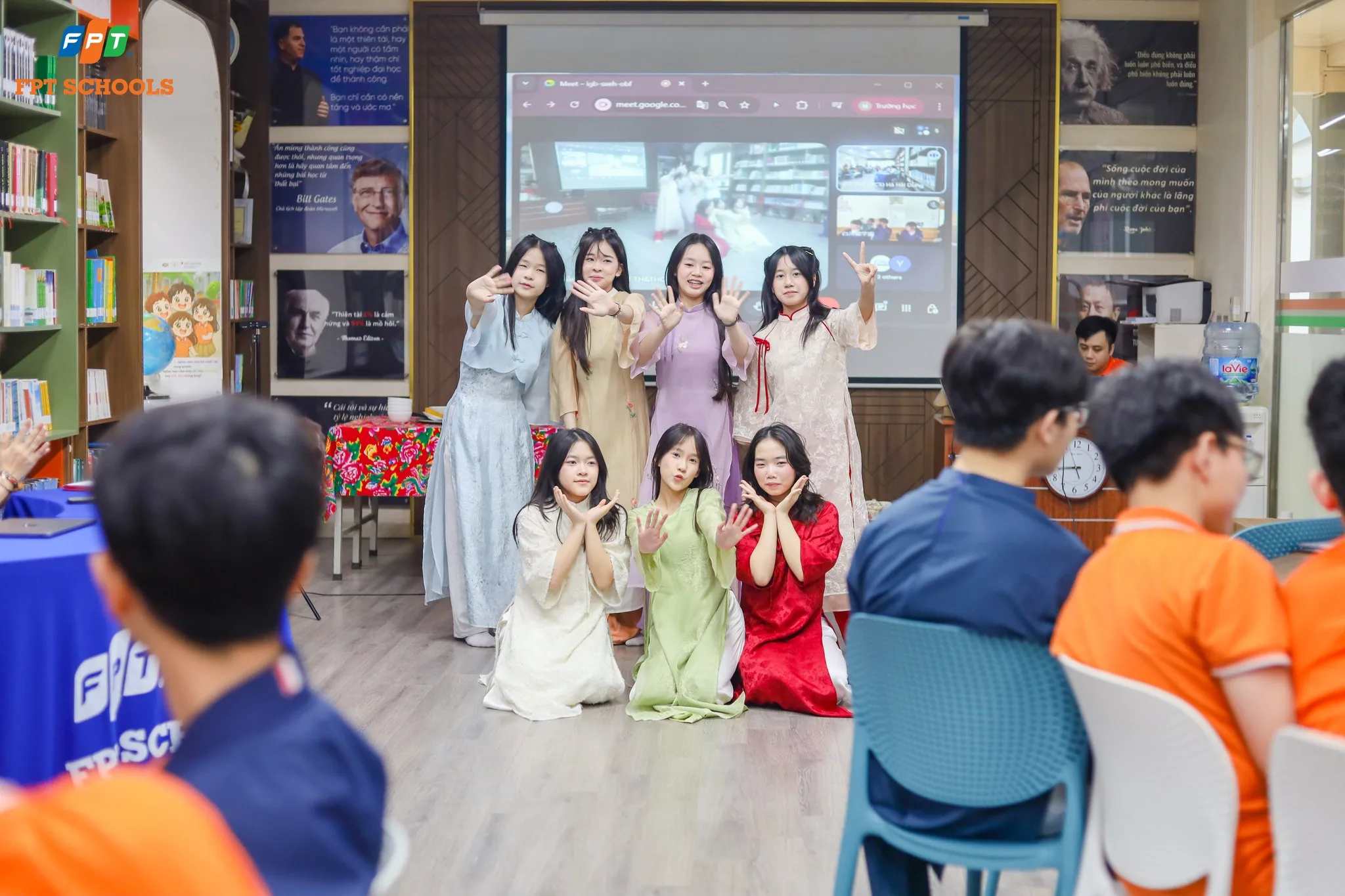 FPTers diện áo dài, mang trà Việt, cỗ Tết giới thiệu với bạn bè xứ Phù Tang  | FPT Schools