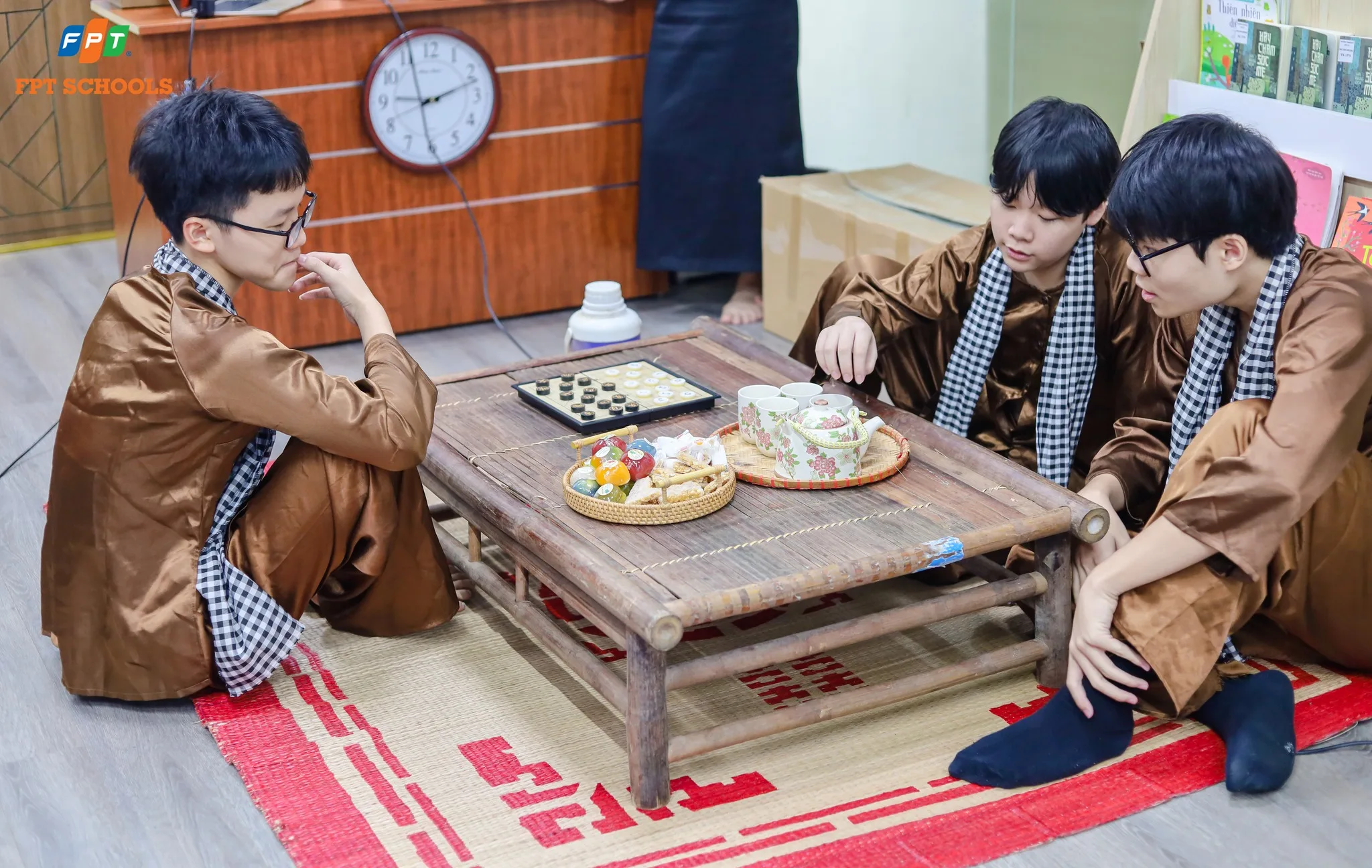 FPTers diện áo dài, mang trà Việt, cỗ Tết giới thiệu với bạn bè xứ Phù Tang - FPT Education FPTers diện áo dài, mang trà Việt, cỗ Tết giới thiệu với bạn bè xứ Phù Tang | FPT Schools