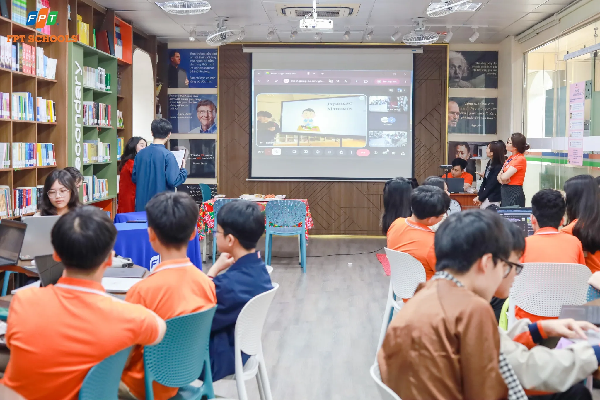 FPTers diện áo dài, mang trà Việt, cỗ Tết giới thiệu với bạn bè xứ Phù Tang - FPT Education FPTers diện áo dài, mang trà Việt, cỗ Tết giới thiệu với bạn bè xứ Phù Tang | FPT Schools