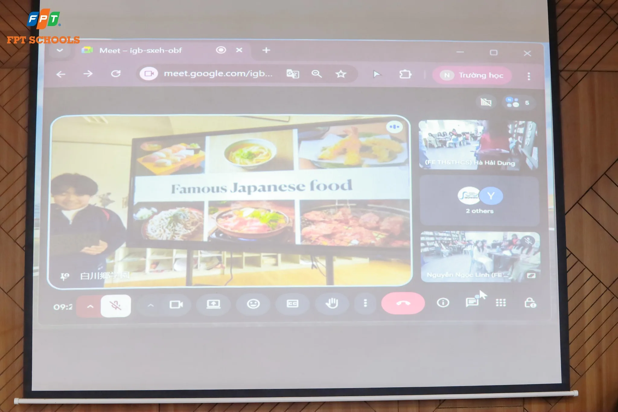 FPTers diện áo dài, mang trà Việt, cỗ Tết giới thiệu với bạn bè xứ Phù Tang - FPT Education FPTers diện áo dài, mang trà Việt, cỗ Tết giới thiệu với bạn bè xứ Phù Tang | FPT Schools