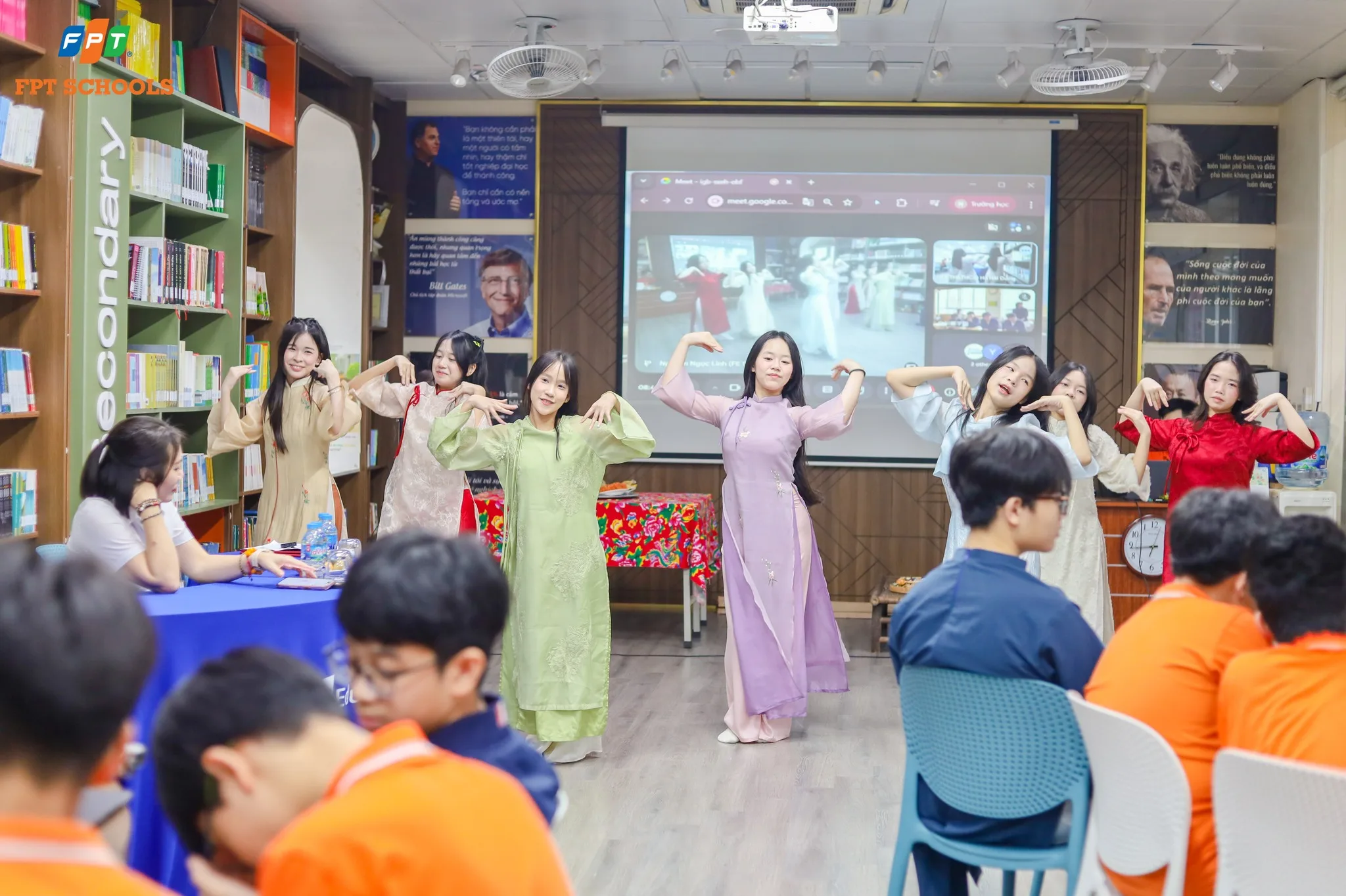 FPTers diện áo dài, mang trà Việt, cỗ Tết giới thiệu với bạn bè xứ Phù Tang - FPT Education FPTers diện áo dài, mang trà Việt, cỗ Tết giới thiệu với bạn bè xứ Phù Tang | FPT Schools